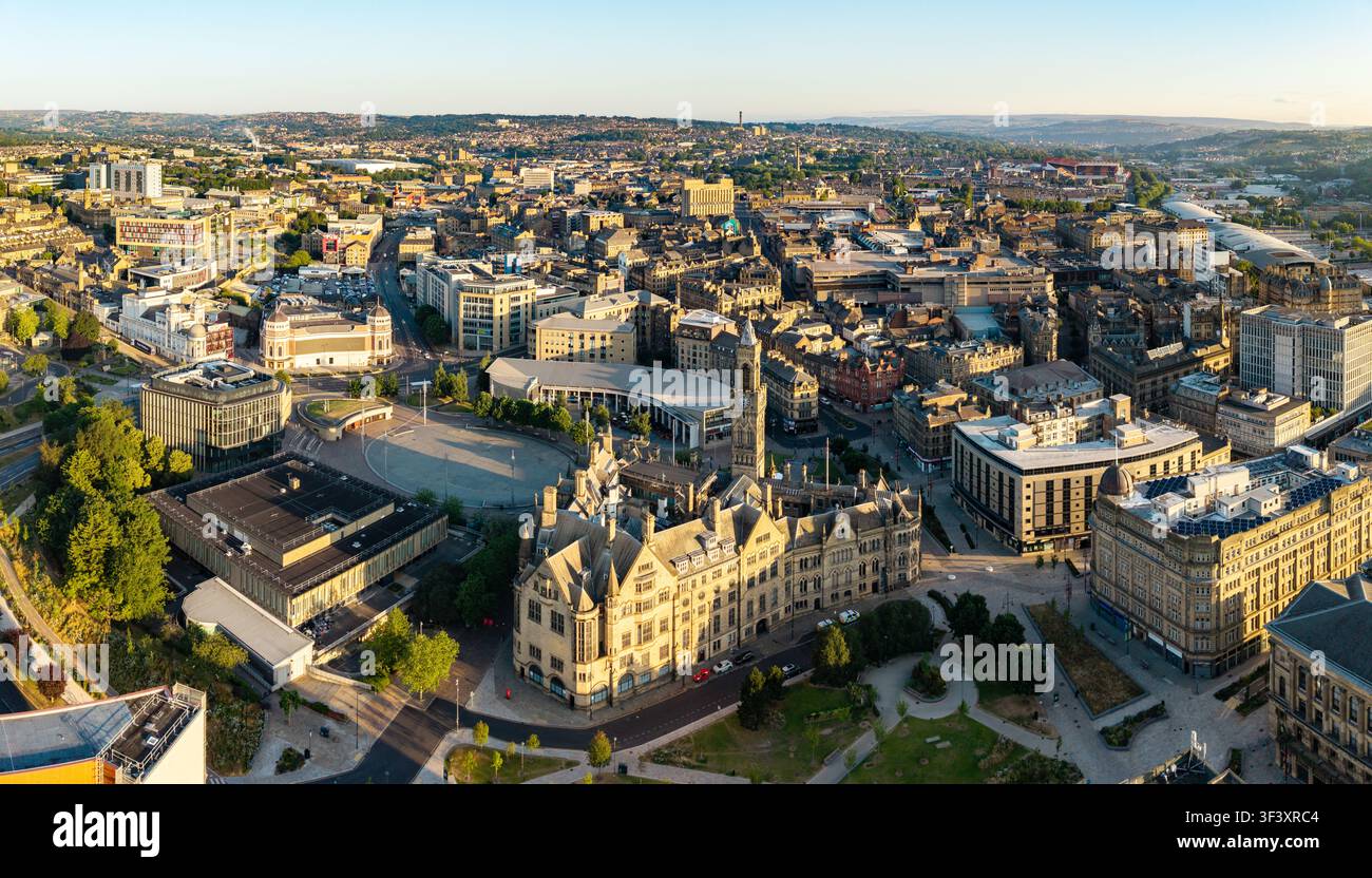 Vista aerea del paesaggio urbano di Bradford con gli edifici storici del Municipio e del Teatro Alhambra nella Centenary Square della città Foto Stock