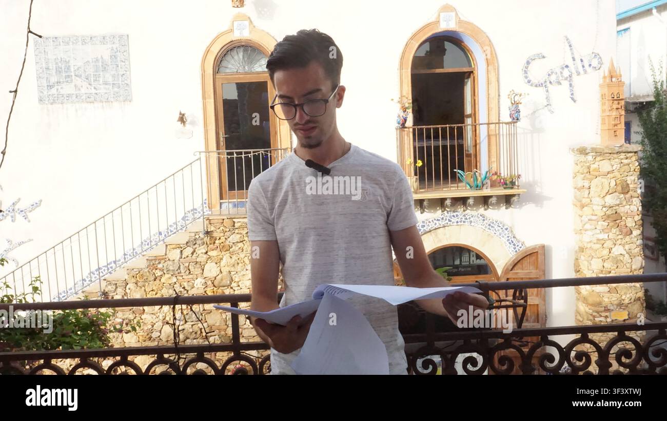 Stefano Pecoraro, un giovane regista di Corleone, dietro le quinte durante la produzione del documentario su Borgo Parrini. Foto Stock