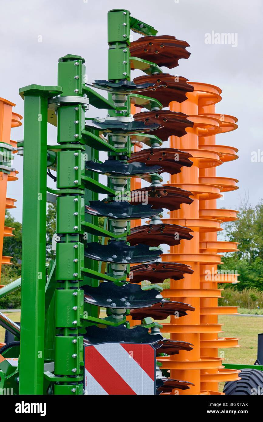 Attrezzatura meccanica per l'agricoltura Krone, erpice a disco, a Brons, Danimarca, tecnologia agricola moderna per una preparazione efficiente del suolo e del raccolto Foto Stock