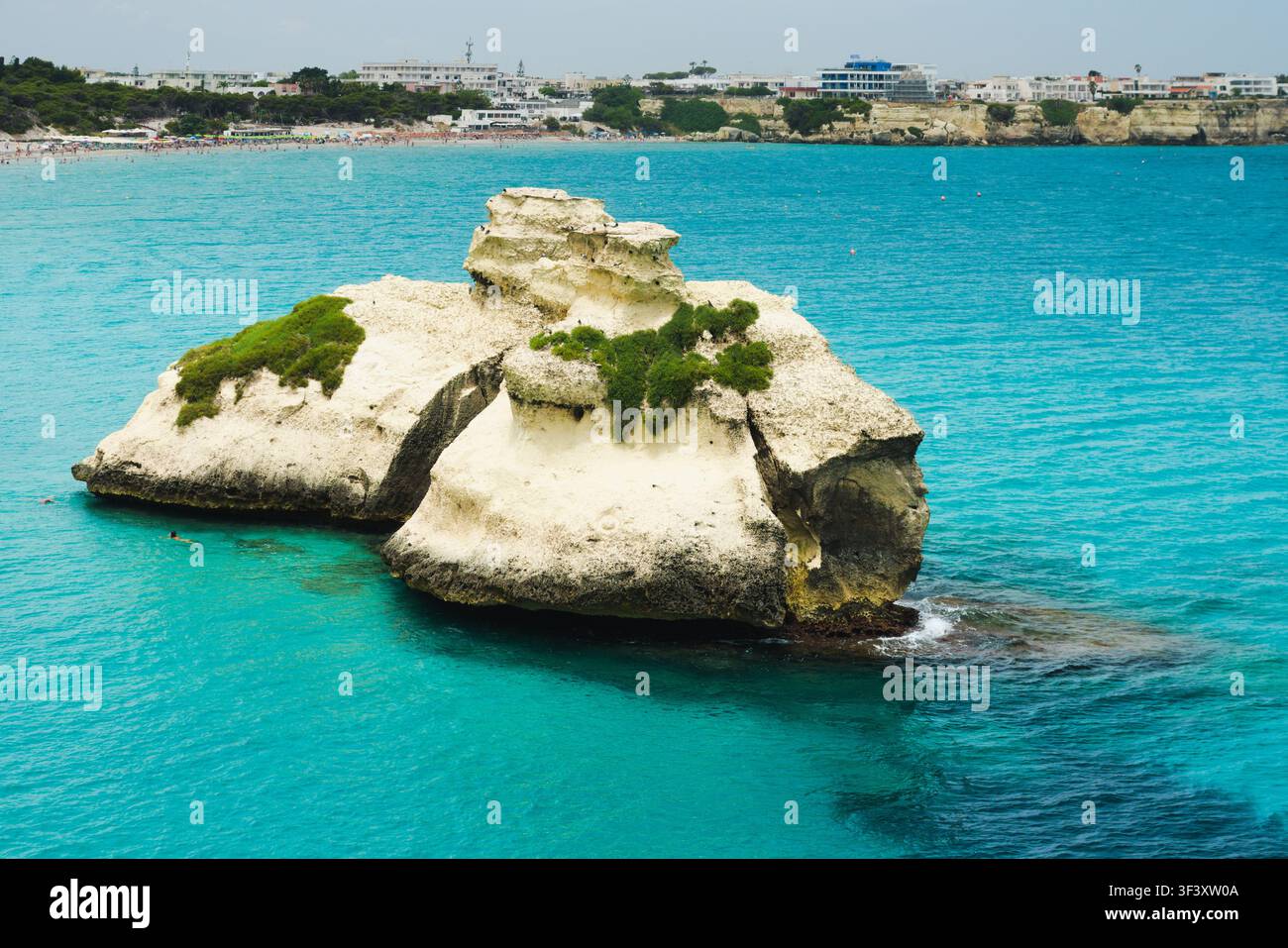 Costa del Salento. Scogli marini conosciuti come Le Due Sorelle (“Le Due Sorelle”). Melendugno, Regione Puglia, Italia, Europa Foto Stock