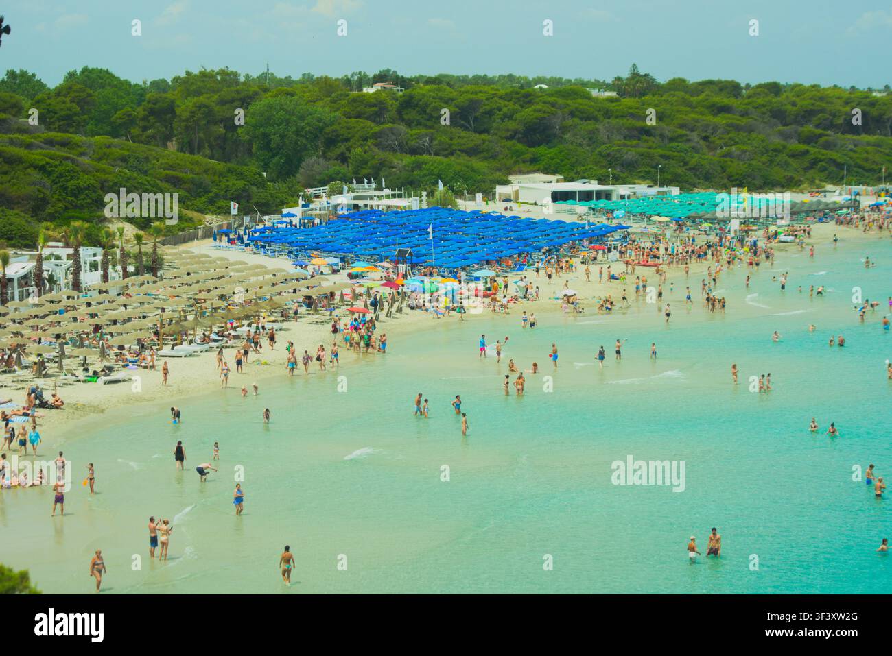 Costa del Salento. Spiaggia sabbiosa a Torre dell'Orso, Melendugno, Regione Puglia, Italia, Europa Foto Stock