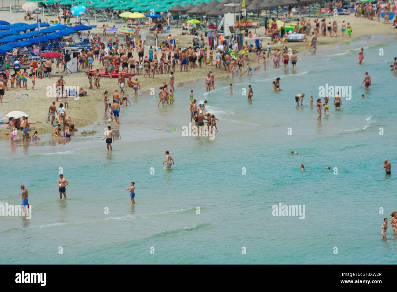 Costa del Salento. Spiaggia sabbiosa a Torre dell'Orso, Melendugno, Regione Puglia, Italia, Europa Foto Stock