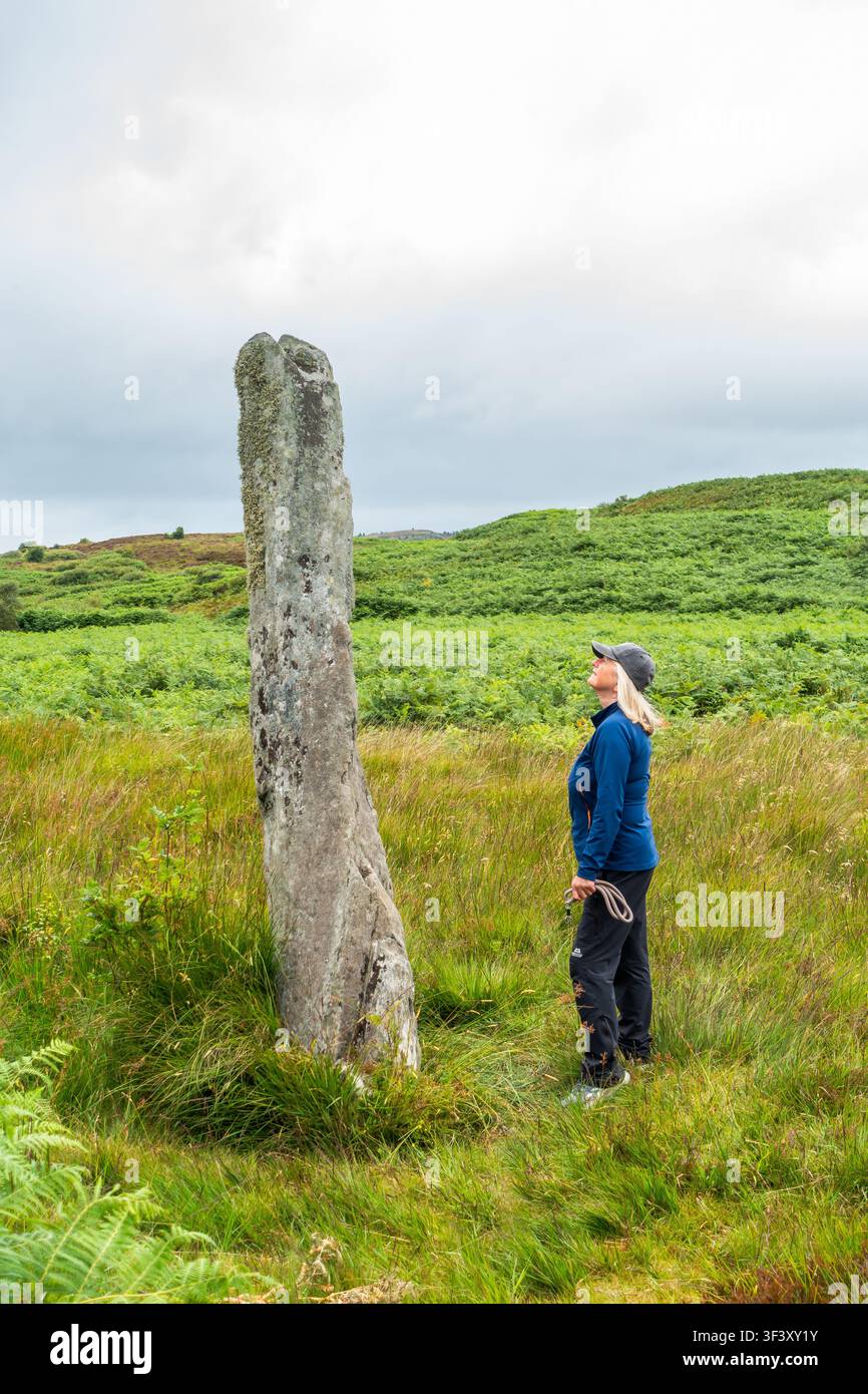Il più grande delle due pietre erette dell’Età del Bronzo sul Sentiero di Stillaig nella penisola corallina vicino a Portavadie, Argyll e Bute, Scozia Foto Stock