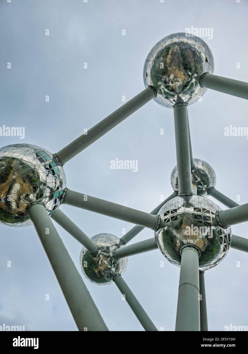 Bruxelles, Belgio. 18 aprile 2026, architettura emblematica dell’Atomium di Bruxelles e design moderno Foto Stock