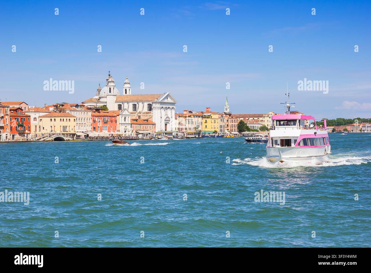 Battello turistico rosa passa davanti alla chiesa dei Gesuati sul canale a Venezia, Italia Foto Stock