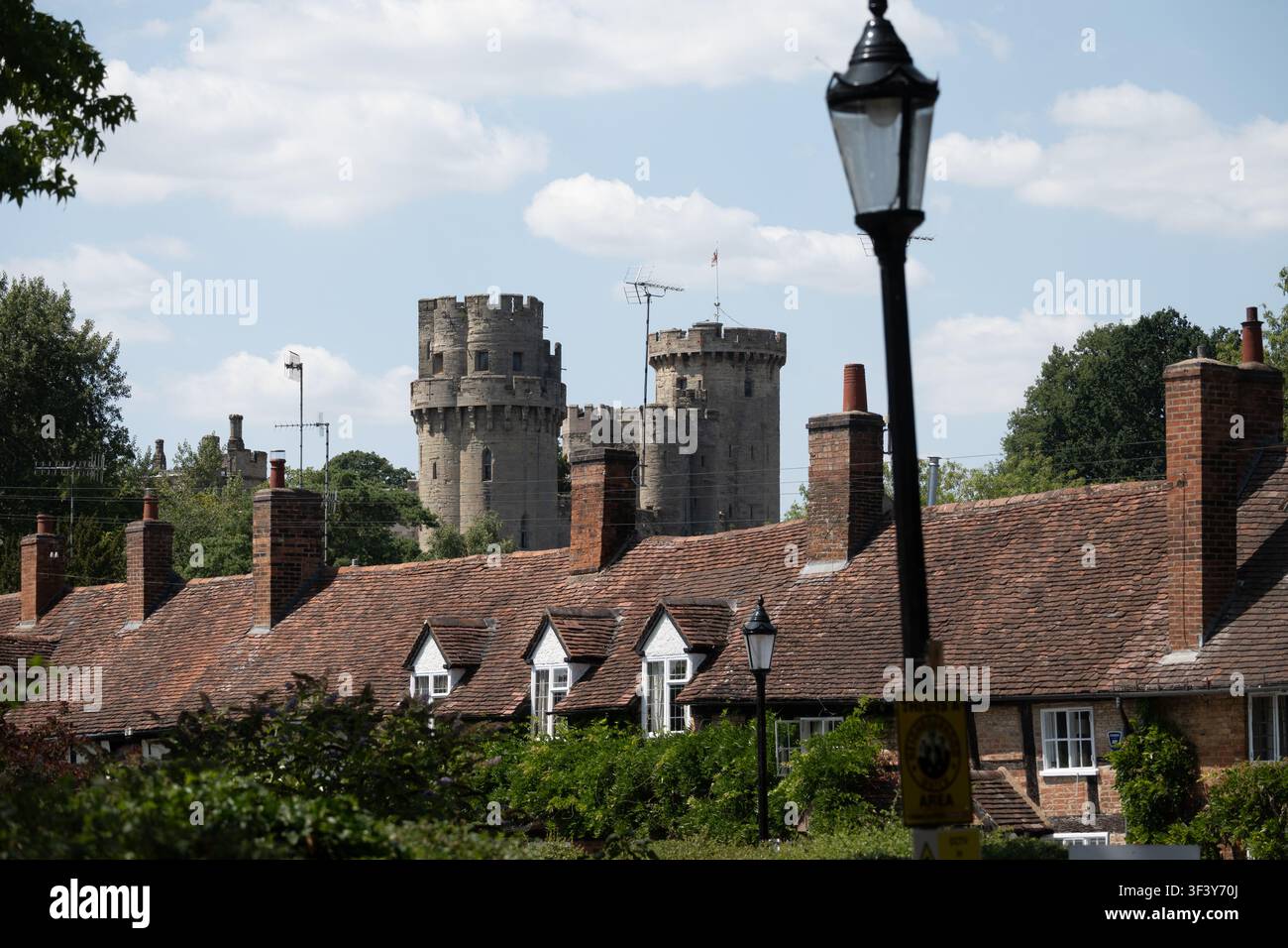 Castello di Warwick e cottage a Bridge End, Warwick, Warwickshire, Inghilterra, Regno Unito Foto Stock