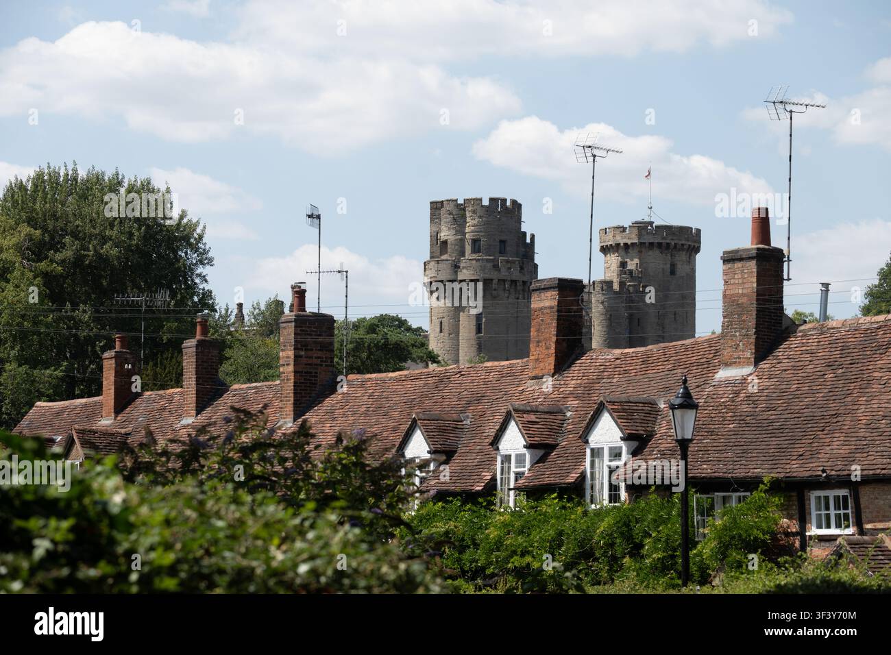 Castello di Warwick e cottage a Bridge End, Warwick, Warwickshire, Inghilterra, Regno Unito Foto Stock