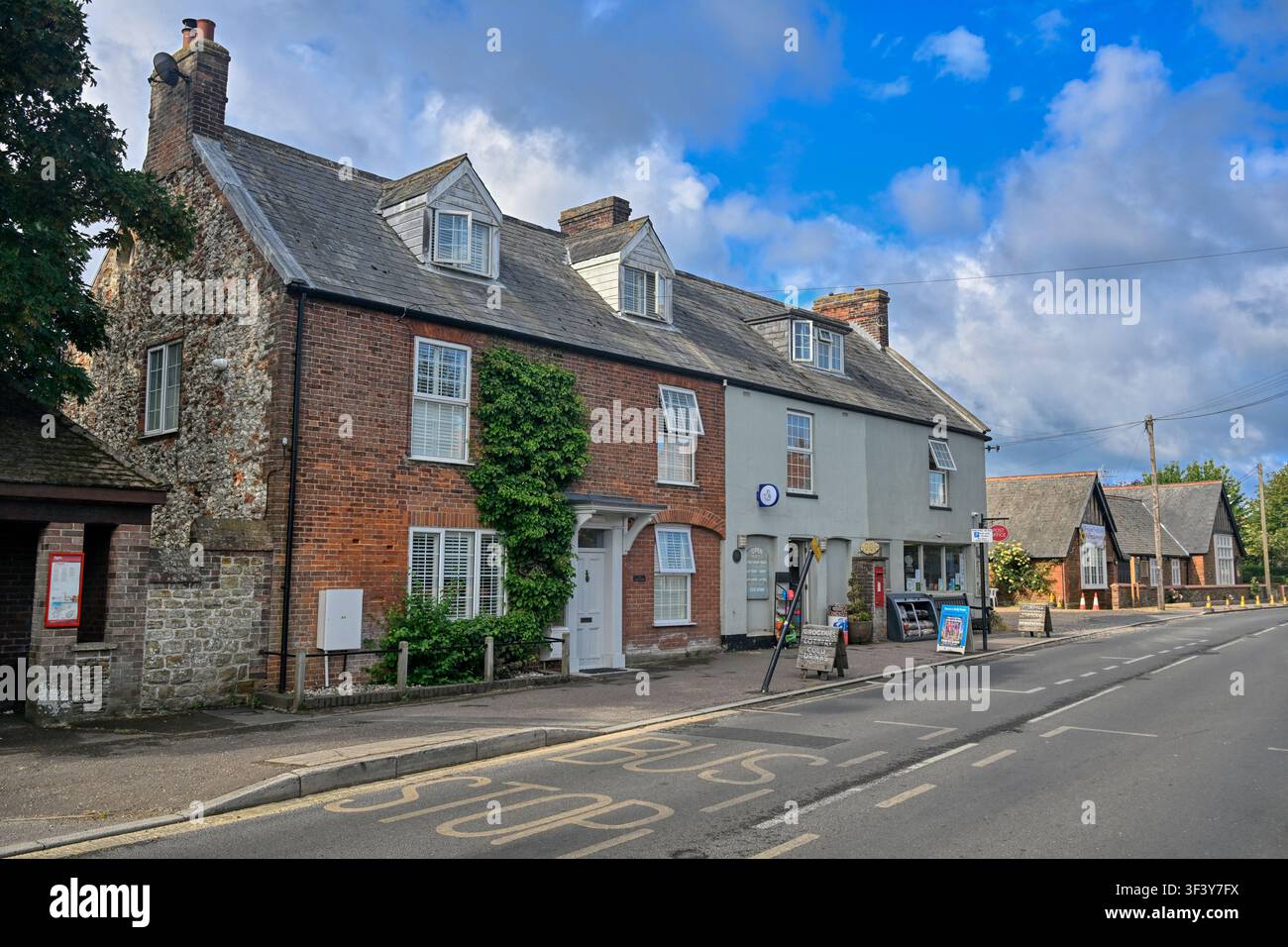 Vecchio Hunstanton che mostra il negozio del villaggio, l'ufficio postale e la sala comunale accanto alla strada principale A149 della costa del Norfolk Foto Stock