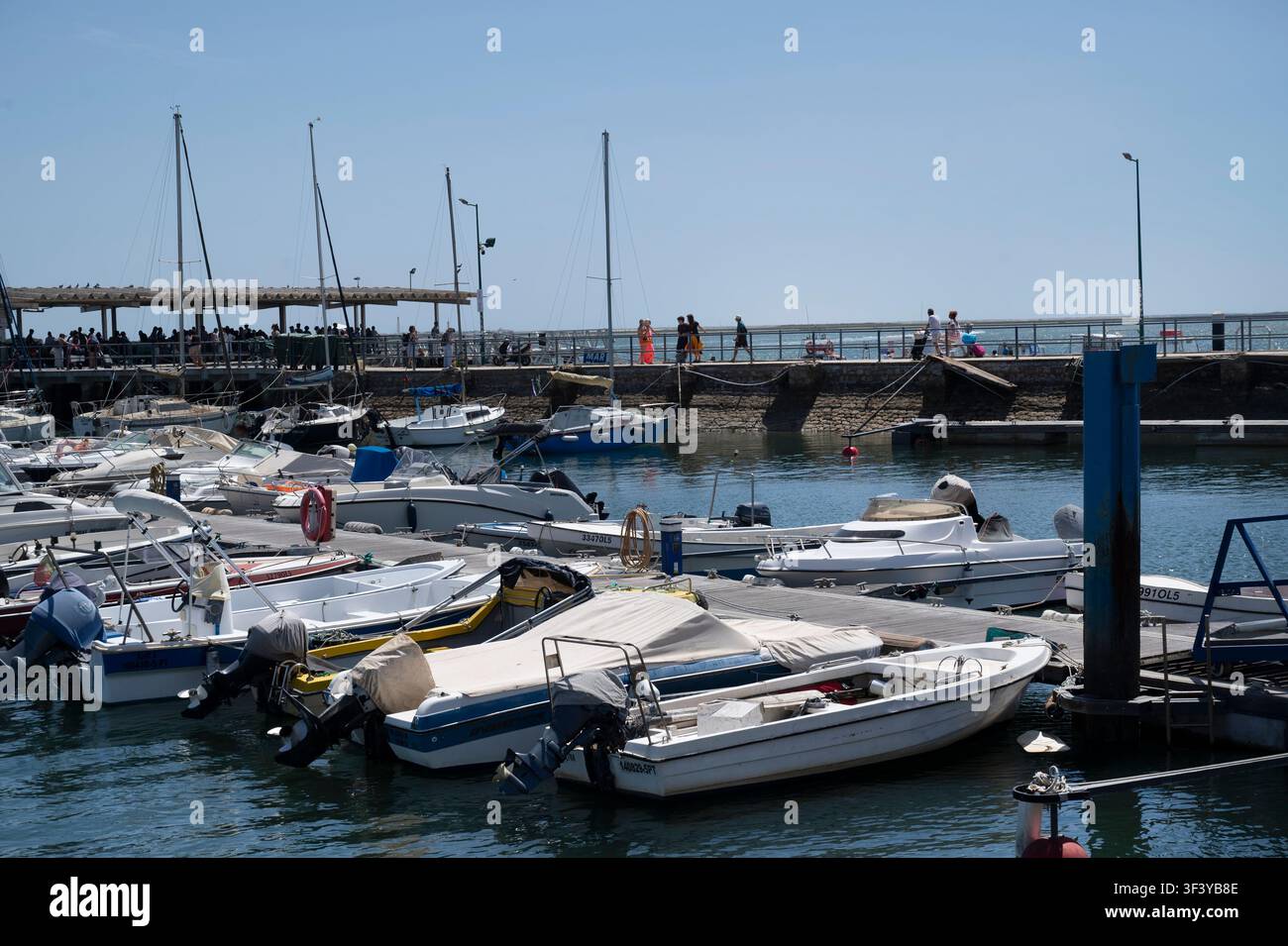 Luglio 2026 Portogallo Olhão, marina e traghetto Foto Stock