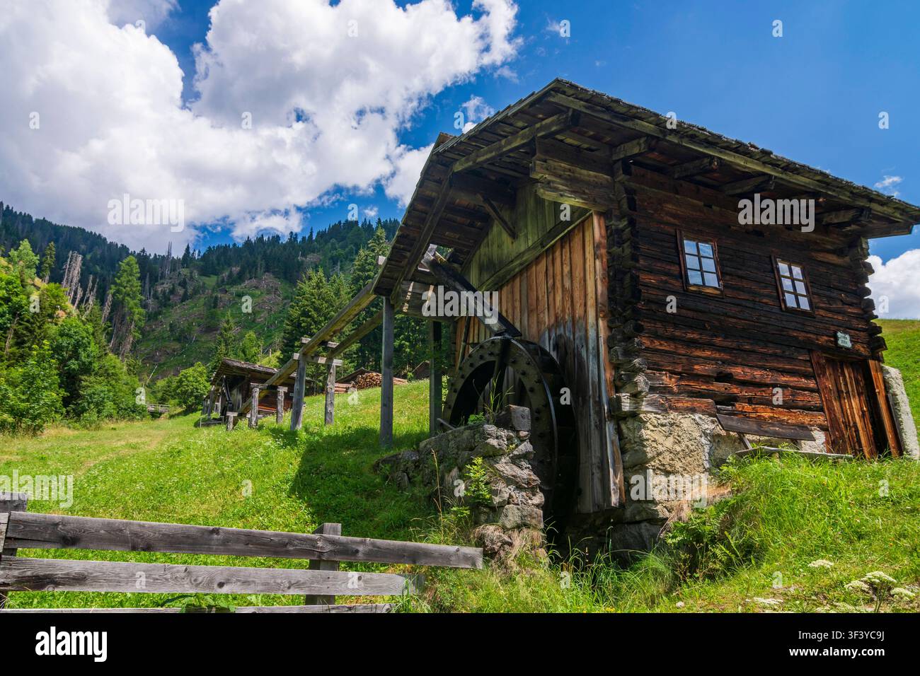 villaggio Maria Luggau, valle Lesachtal, complesso museale del mulino ad acqua sul ruscello Trattenbach Lesachtal Lesachtal Carinzia Austria Foto Stock
