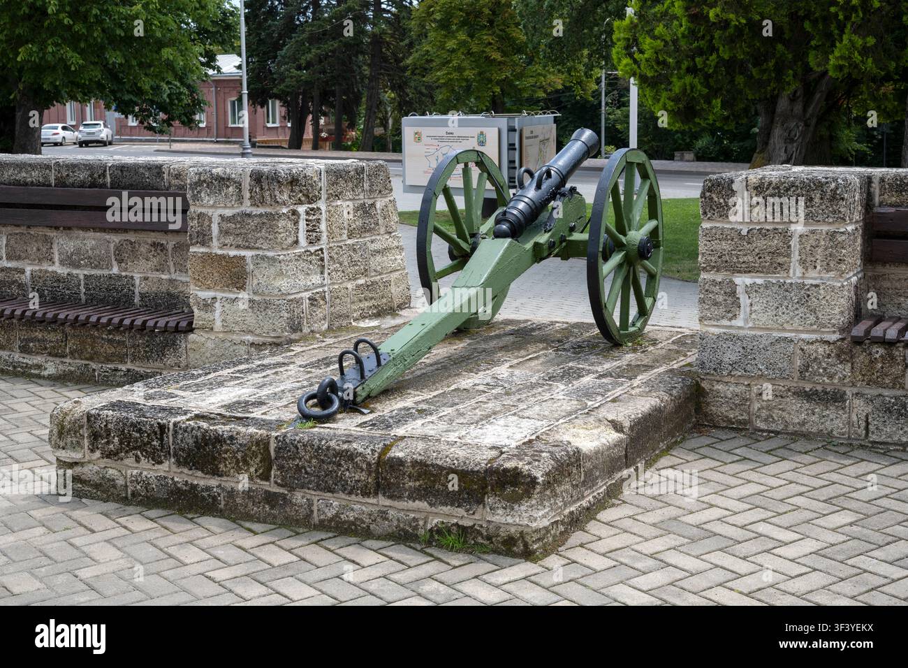 STAVROPOL, RUSPIA - 11 LUGLIO 2026: Cannone decorativo al muro della fortezza. Centro storico di Stavropol Foto Stock