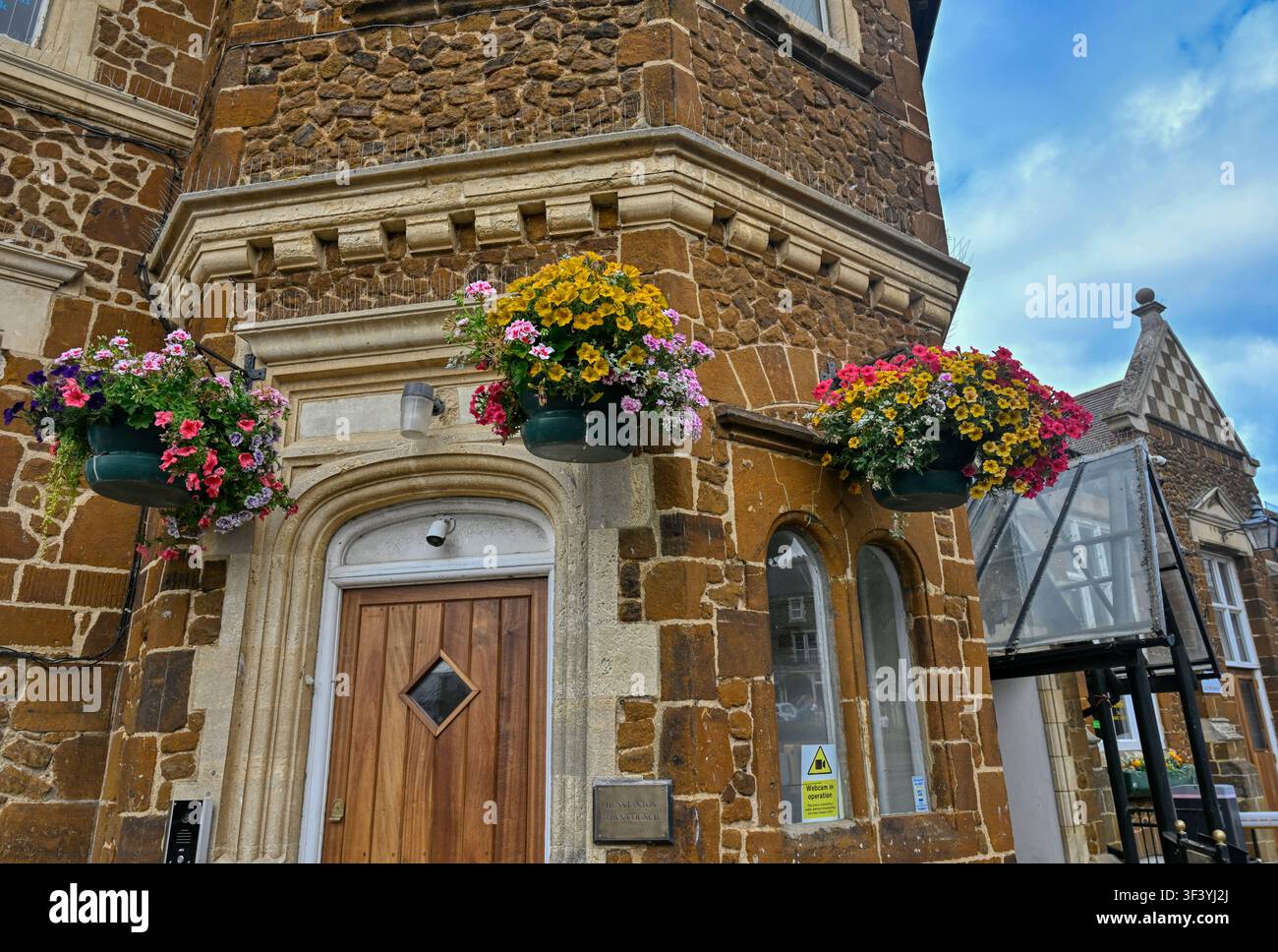 Cestini sospesi colorati decorano gli uffici del Consiglio Comunale di Hunstanton a Hunstanton, Norfolk, Regno Unito Foto Stock