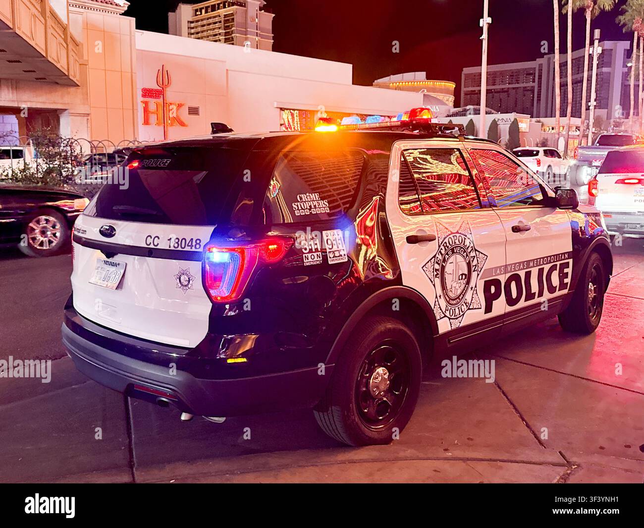 Las Vegas, Nevada, USA - 2 luglio 2026: Auto di pattuglia della polizia metropolitana di Las Vegas con luci lampeggianti parcheggiata su Las Vegas Boule - Immagine stock catturata con smartphone