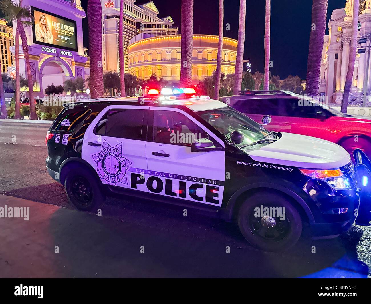 Las Vegas, Nevada, USA - 2 luglio 2026: Auto di pattuglia della polizia metropolitana di Las Vegas con luci lampeggianti parcheggiata su Las Vegas Boule - Immagine stock catturata con smartphone