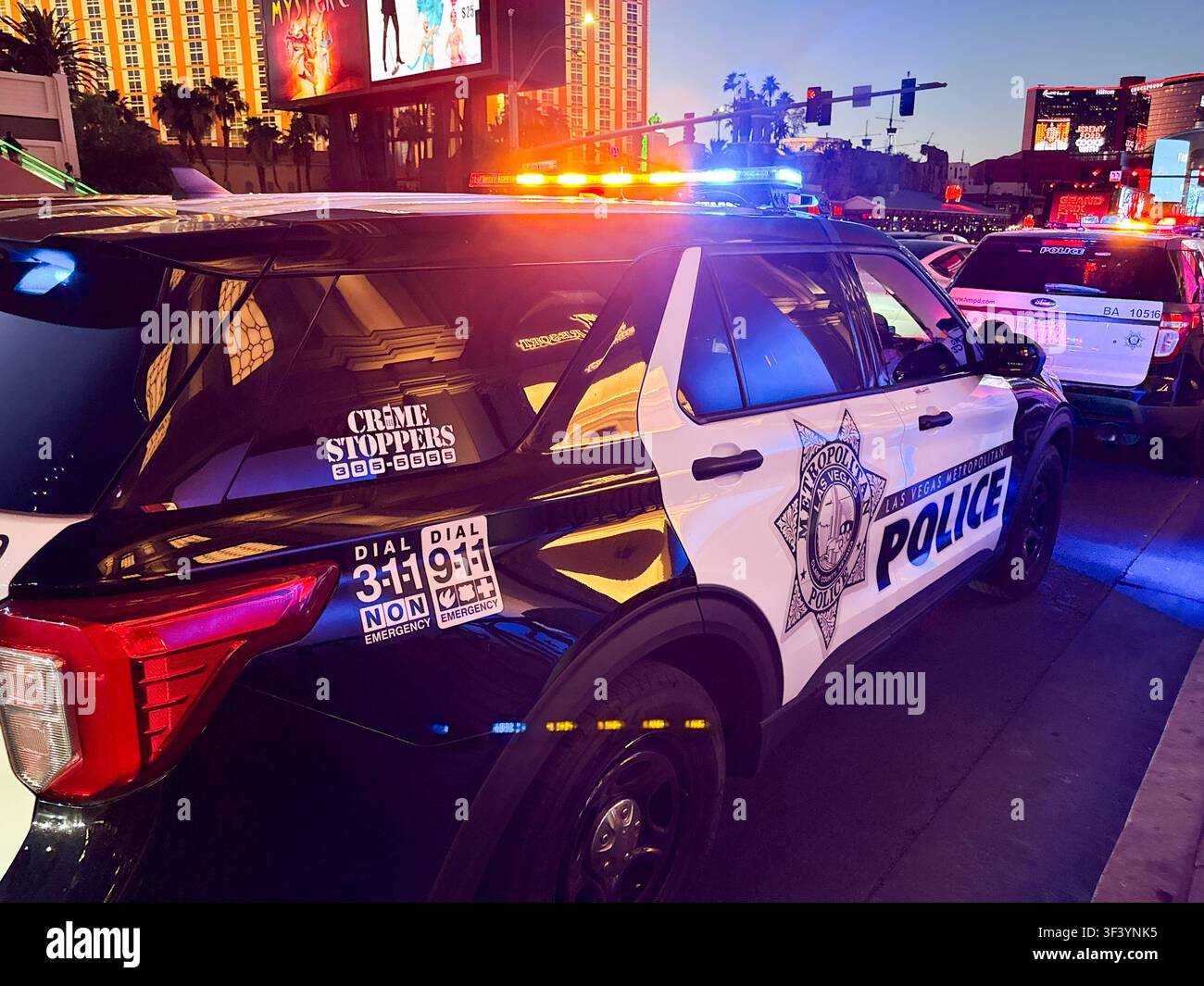 Las Vegas, Nevada, USA - 3 luglio 2026: Auto di pattuglia della polizia metropolitana di Las Vegas con luci lampeggianti parcheggiata su Las Vegas Boule - Immagine stock catturata con smartphone