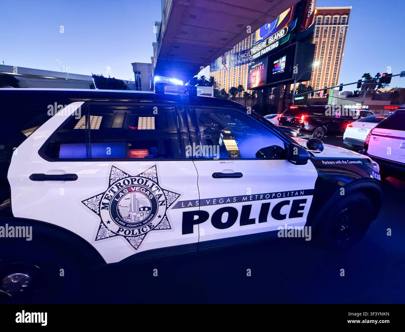 Las Vegas, Nevada, USA - 3 luglio 2026: Auto di pattuglia della polizia metropolitana di Las Vegas con luci lampeggianti parcheggiata su una strada cittadina - Immagine stock catturata con smartphone