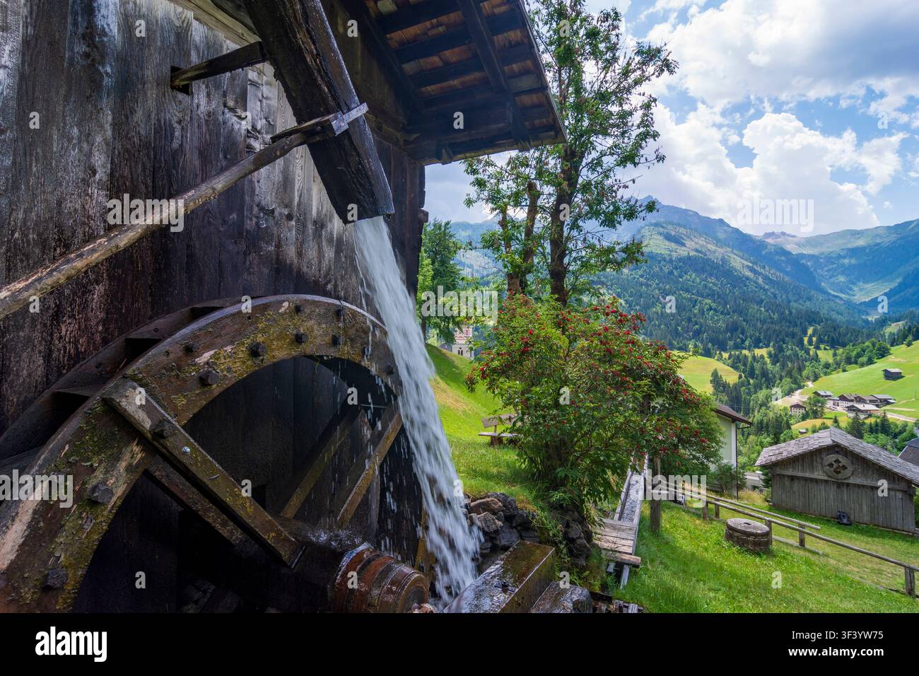 Lesachtal: villaggio Maria Luggau, valle Lesachtal, complesso museale del mulino ad acqua sul torrente Trattenbach a Lesachtal, Carinzia, Austria Foto Stock