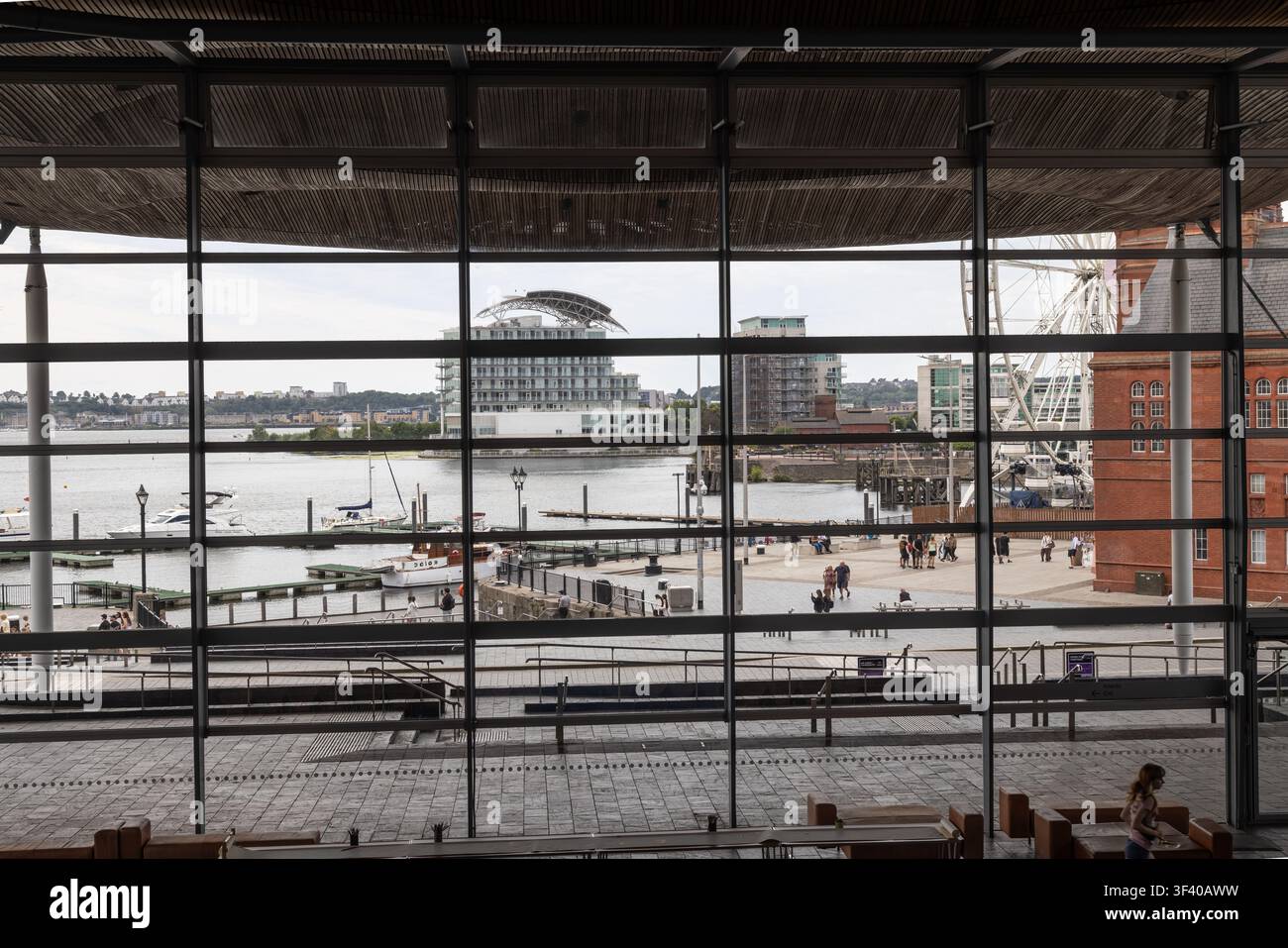 Cardiff Bay, vista della baia dall'interno dell'edificio del Senedd Foto Stock