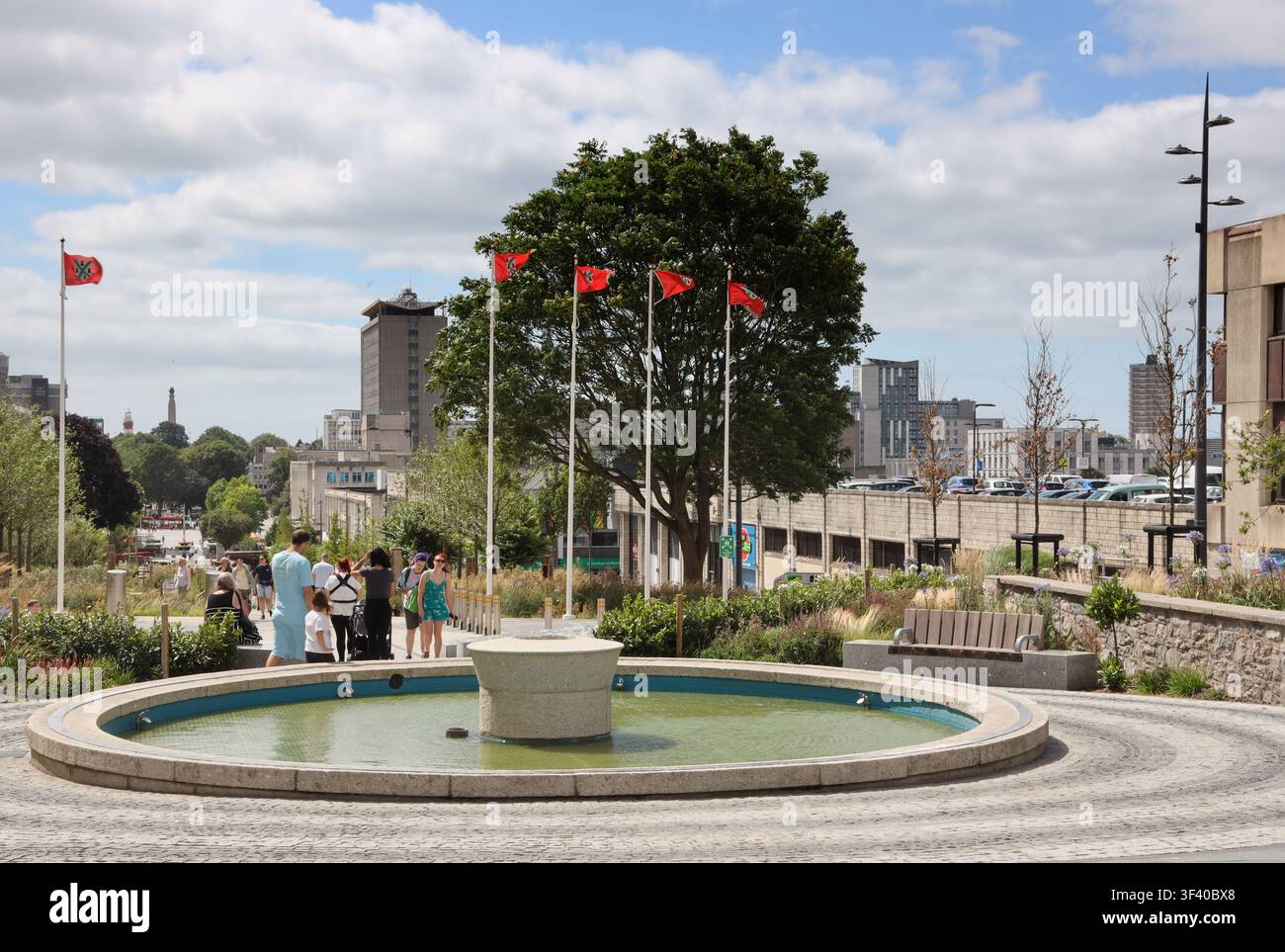 Dopo anni di controversia e dispiacere per i consiglieri, l'Armada Way di Plymouth è stato finalmente inaugurato il 4 luglio. In cima vicino alla stazione però un Foto Stock