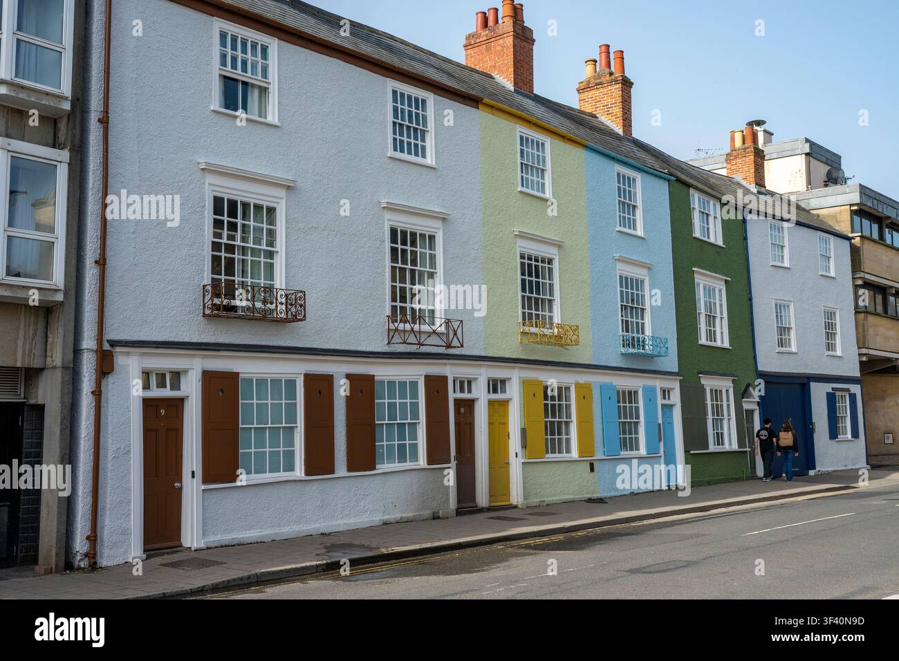 Case a schiera storiche colorate e vivacemente dipinte nel centro città di Oxford, Oxfordshire, Inghilterra, Regno Unito Foto Stock