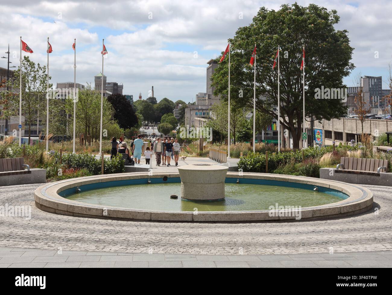 Dopo anni di controversia e dispiacere per i consiglieri, l'Armada Way di Plymouth è stato finalmente inaugurato il 4 luglio. In cima vicino alla stazione però un Foto Stock