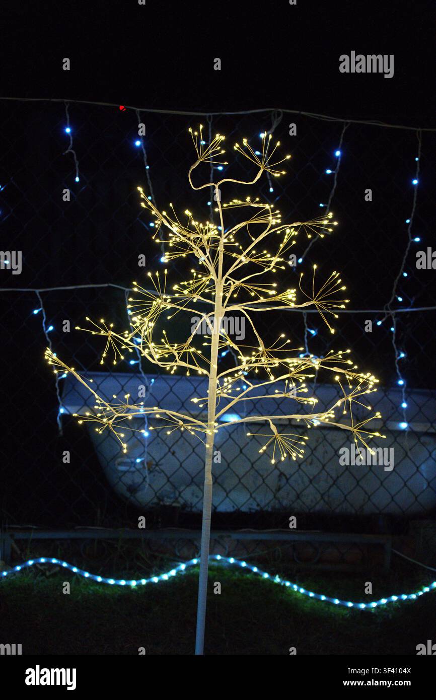 decorazione natalizia a forma di albero illuminata di notte. Foto di alta qualità Foto Stock
