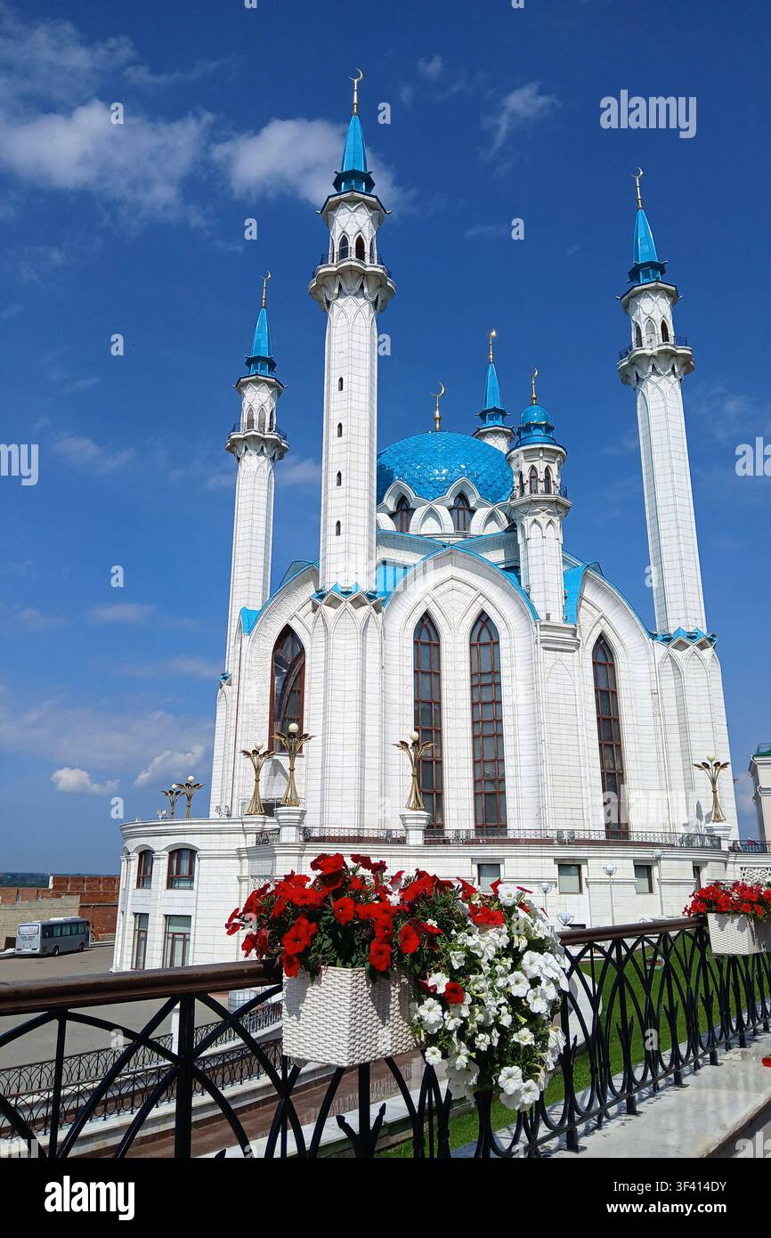 Kazan, Russia – 22 luglio 2026: Moschea Kul Sharif con fiori estivi Foto Stock