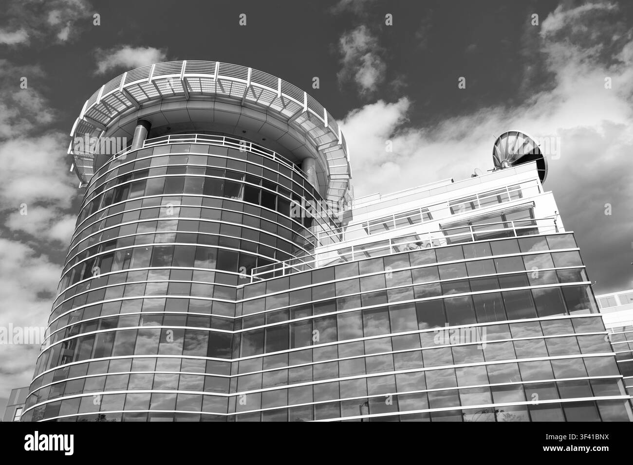 Progettazione architettonica dell'edificio. Architettura degli edifici di trasmissione. Dettagli architettonici esterni. Trasmissione di frammenti esterni. Stazione tv moderna Foto Stock