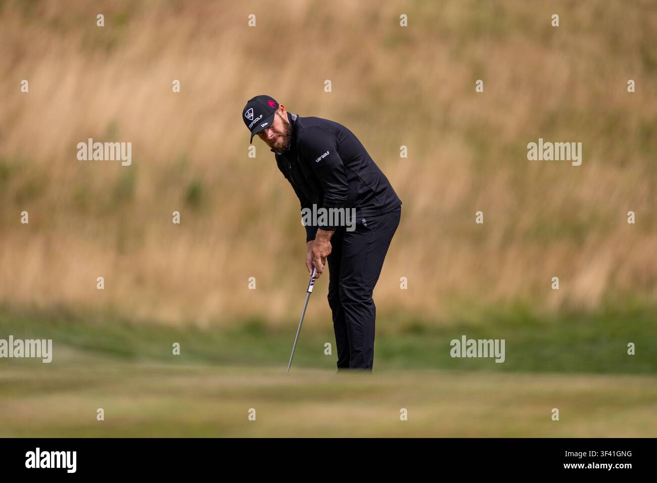 UTTOXETER, INGHILTERRA - 26 LUGLIO: Tyrrell Hatton della Legion XIII fa un putt sul buco 2 durante il quarto giorno del LIV Golf UK Presentato da JCB al JCB Golf & Country Club il 26 luglio 2026 a Uttoxeter. Foto Stock
