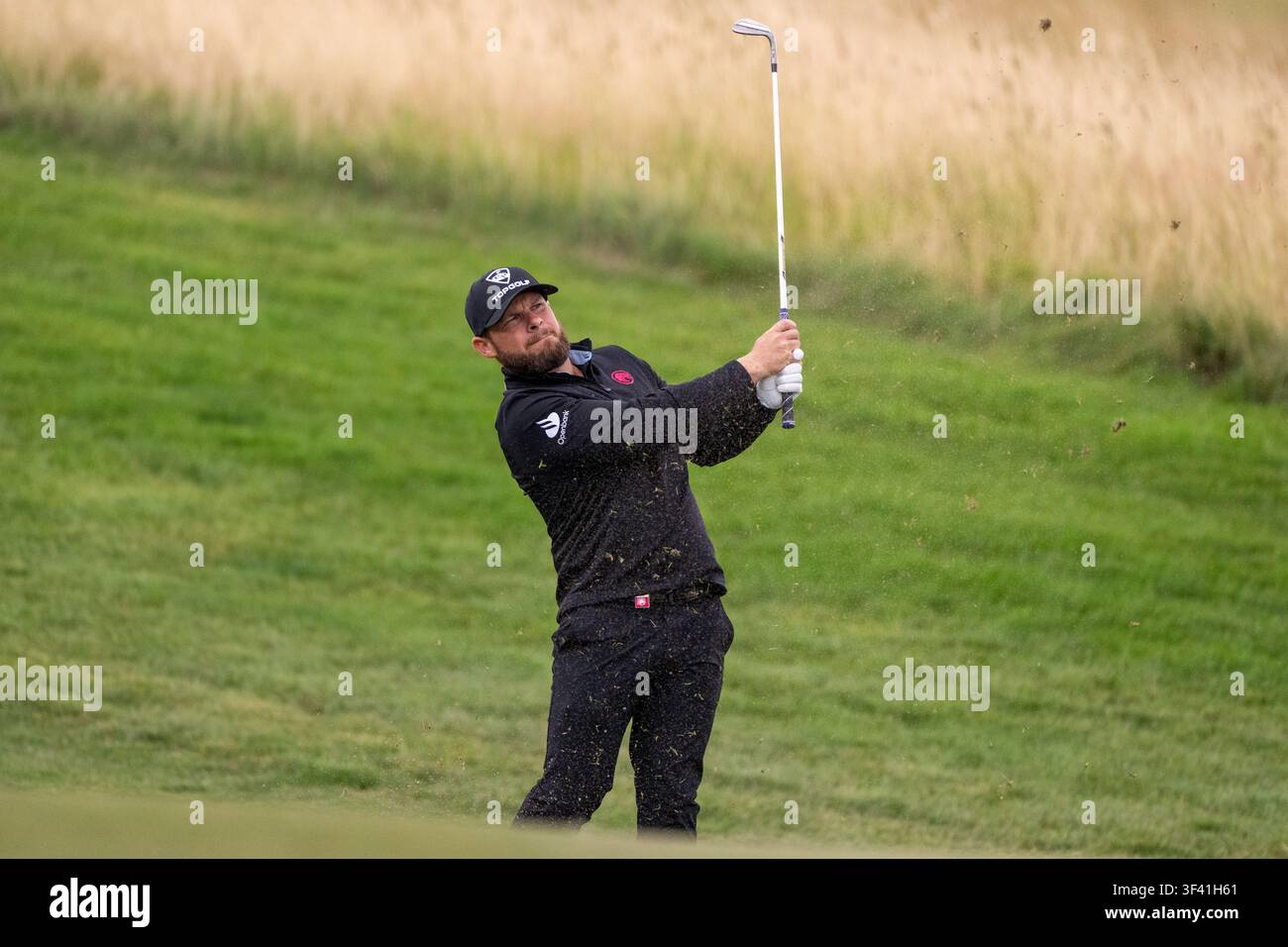 UTTOXETER, INGHILTERRA - 26 LUGLIO: Tyrrell Hatton di Legion XIII gioca il suo approccio sul buco 4 durante il giorno 4 del LIV Golf UK Presentato da JCB al JCB Golf & Country Club il 26 luglio 2026 a Uttoxeter. Foto Stock