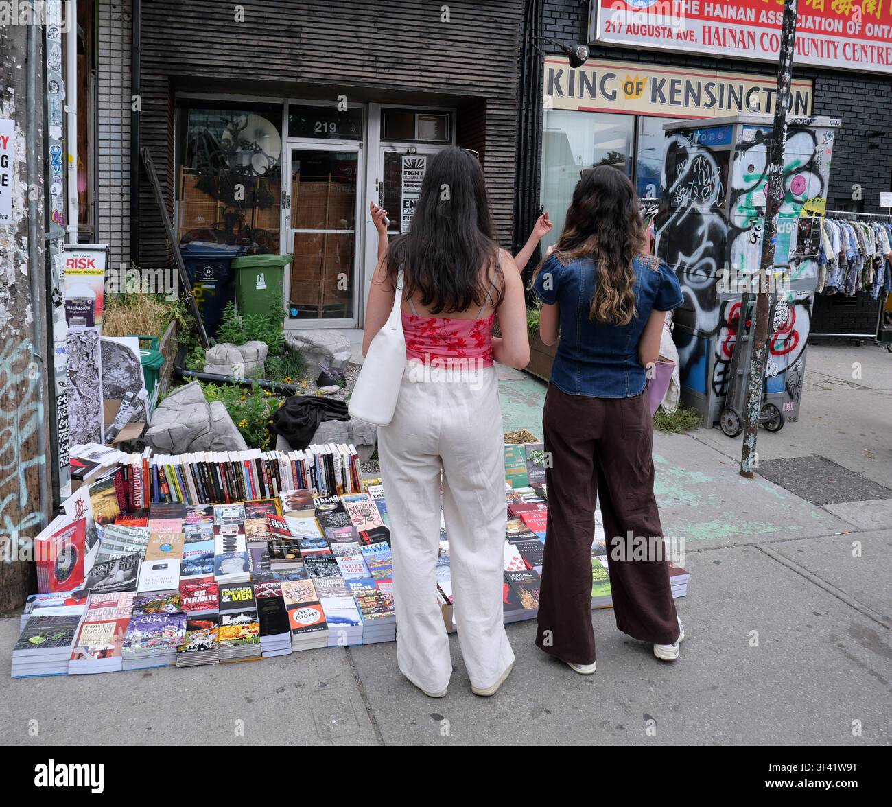 Libreria sul marciapiede, bazar del mercato di Kensington, Toronto Foto Stock
