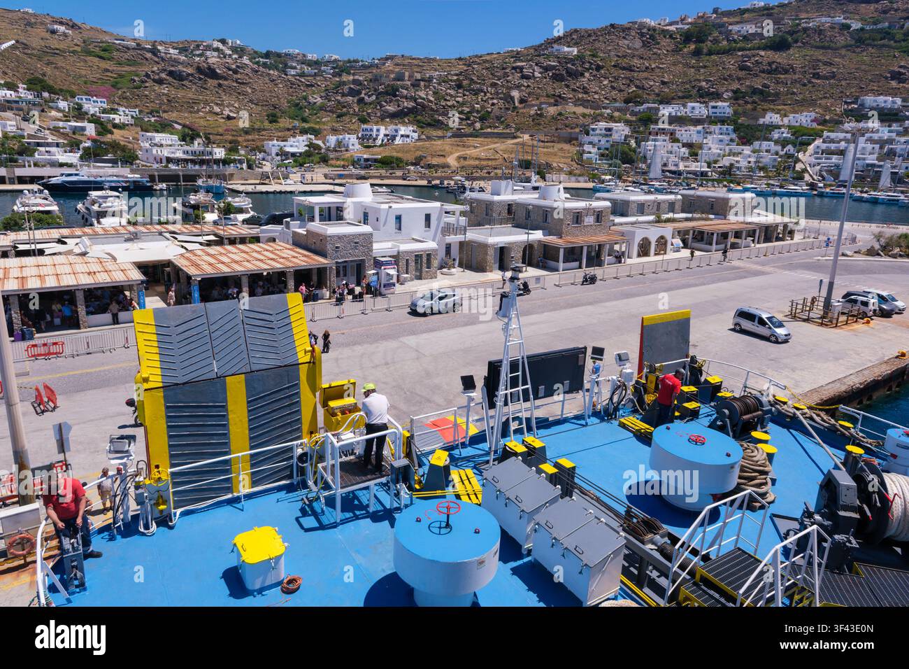 Mykonos, GR - 31 maggio 2026: Terminal dei traghetti e attrezzature per la movimentazione del carico nel nuovo porto di Mykonos a Tourlos Foto Stock