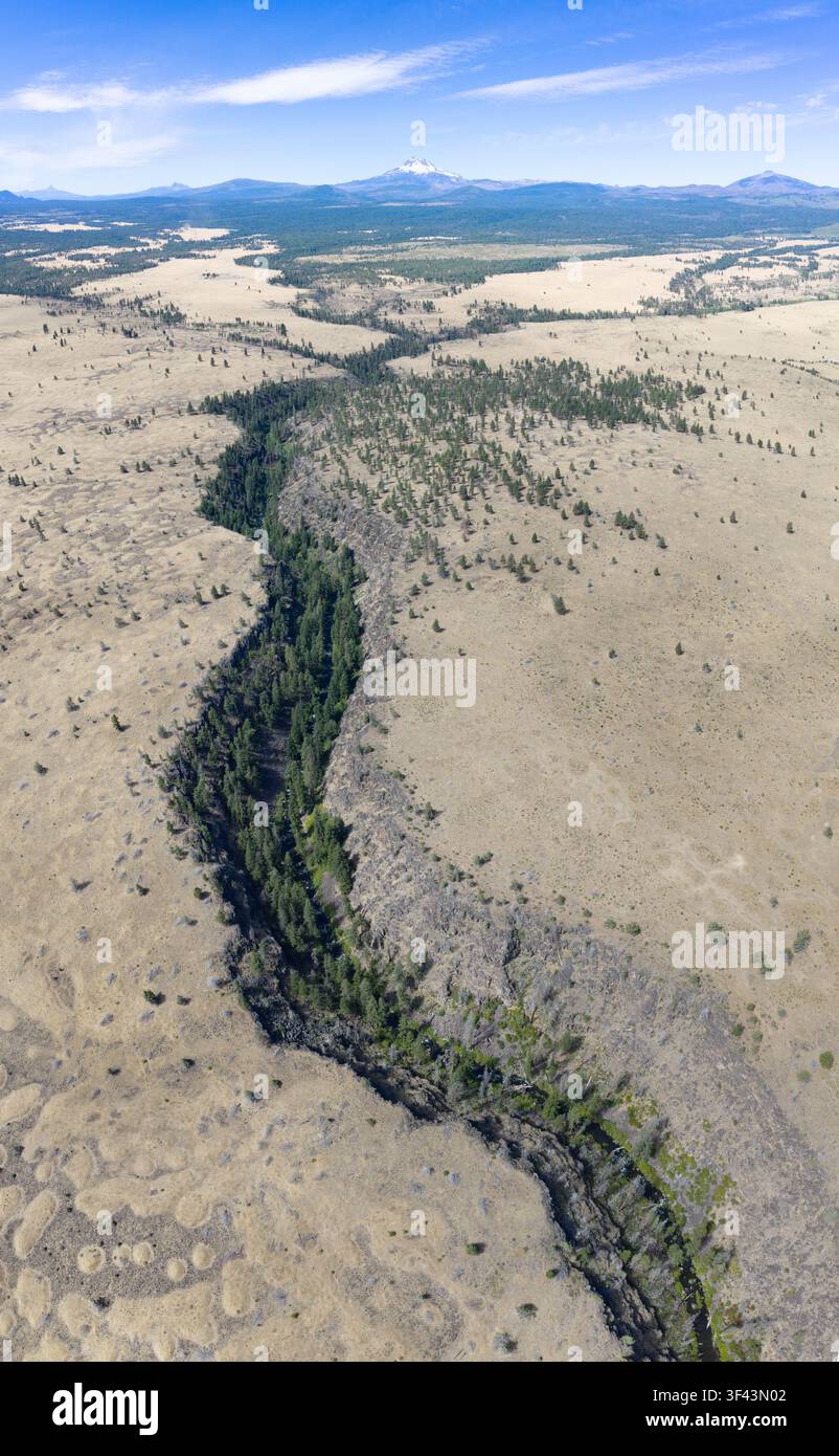 Nel corso di millenni, Mill Creek ha scavato un canyon profondo 230 piedi sull'aspro ma panoramico altopiano del Centro Oregon tra Bend e Portland, Oregon. Foto Stock