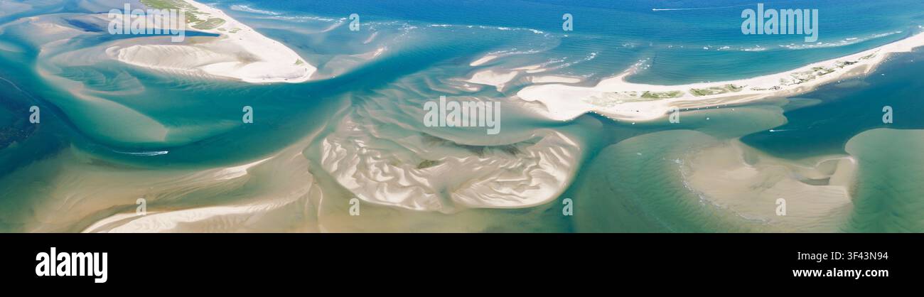 L'Oceano Atlantico si infrange contro la bellissima costa di Chatham su Cape Cod, nel Massachusetts. Questo capo è una popolare destinazione turistica della costa orientale. Foto Stock