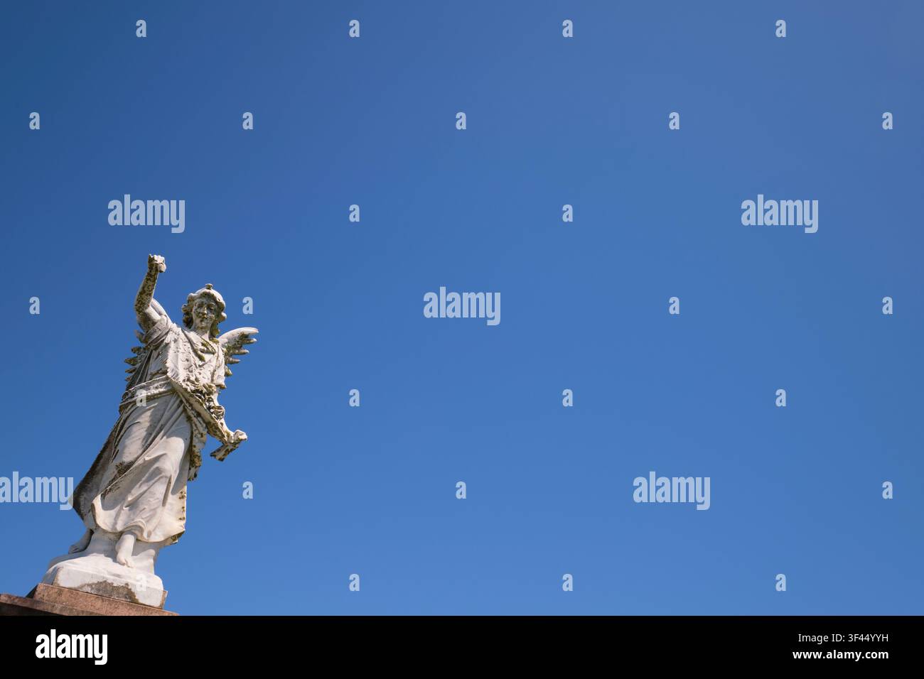Una statua di marmo bianco, scultura di un angelo che si protende verso il cielo blu. Nel cimitero storico e antico di Waverly, Bronte Beach, Sydney, Australia. Foto Stock