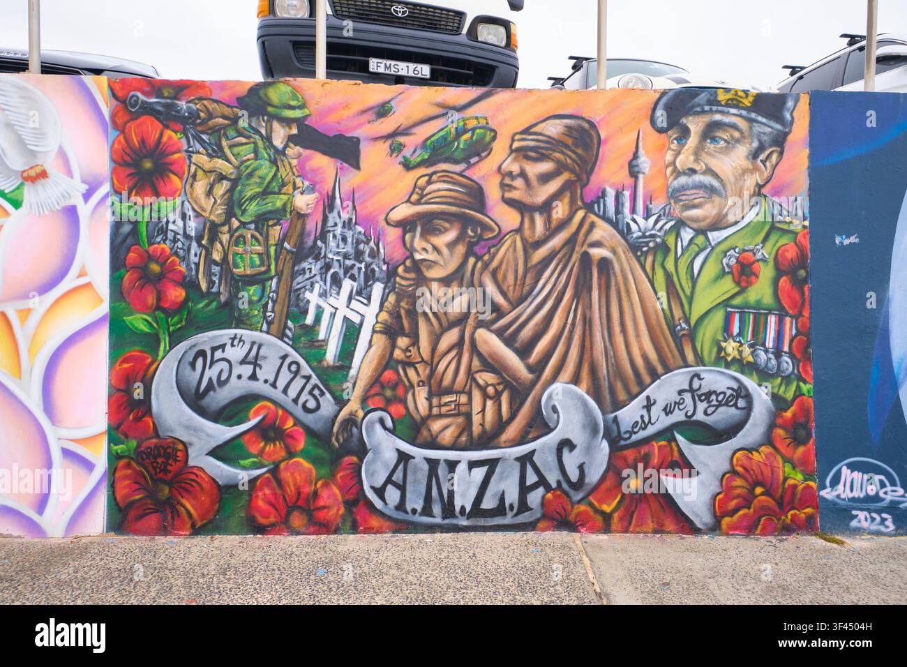 Monumento ANZAC con papaveri rossi, Lest We Forget, soldati. Un murale colorato a Bondi Beach vicino a Sydney, Australia. Foto Stock