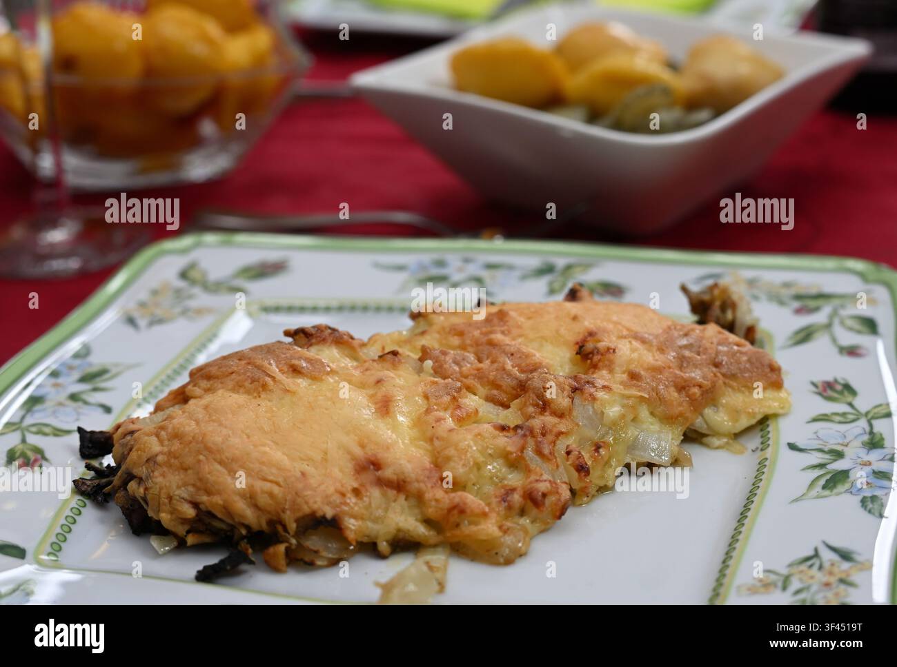 Carne alla francese con cipolla e parmigiano Foto Stock