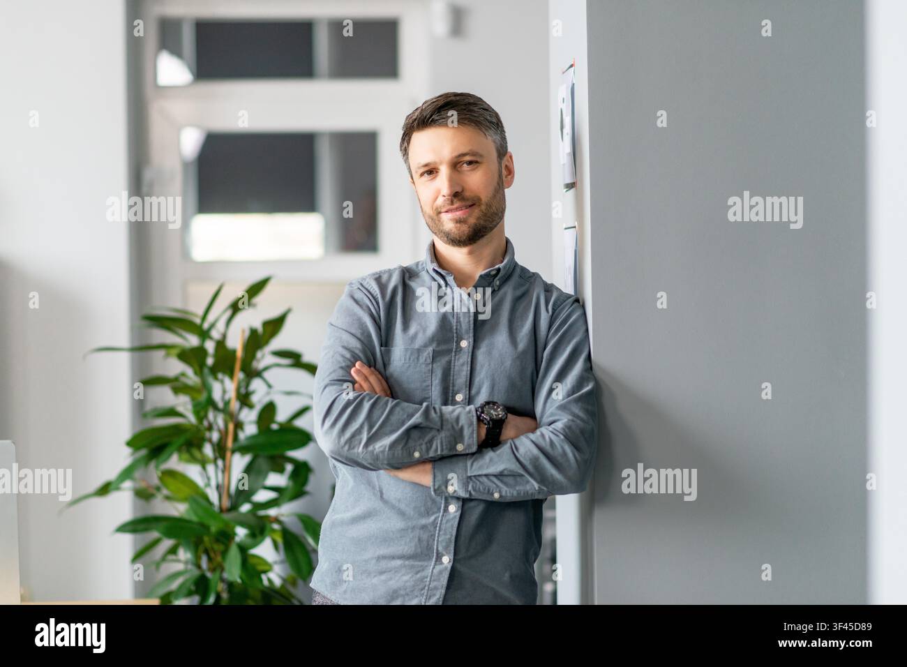 Giovane uomo caucasico sicuro di sé in piedi in ufficio, concetto aziendale Foto Stock