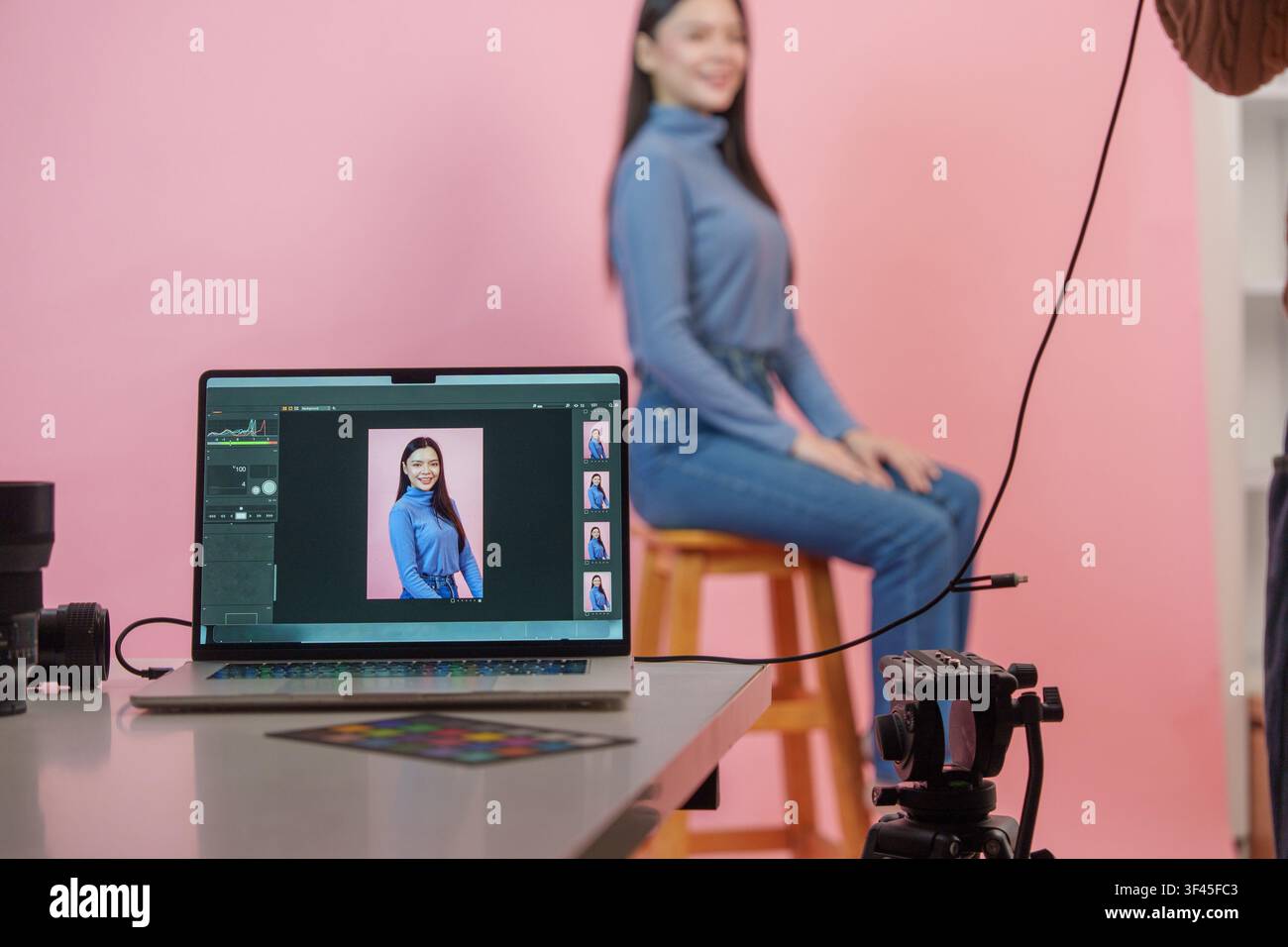Display di laptop fissato che mostra un'immagine di servizio fotografico in studio Foto Stock