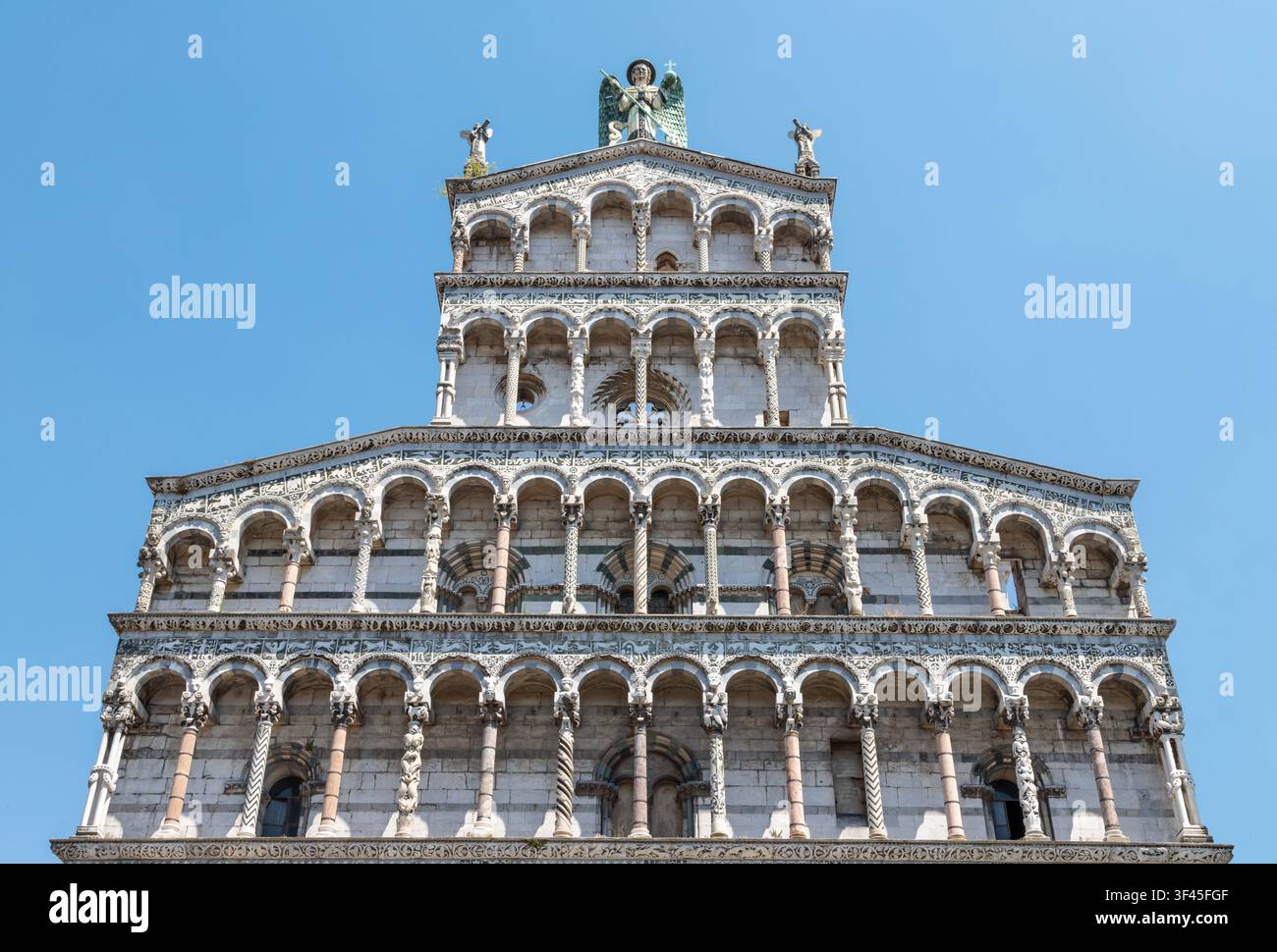 Lucca - La facciata medievale della chiesa Chiesa di San Michele in Foro Foto Stock