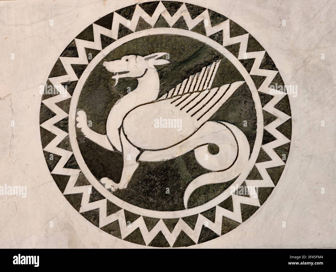 LUCCA, ITALIA - 23 GIUGNO 2026: Il dettaglio dell'intarsia medievale in marmo (bestia) della chiesa Cattedrale di San Martino di artista sconosciuto (1210 – 1230). Foto Stock