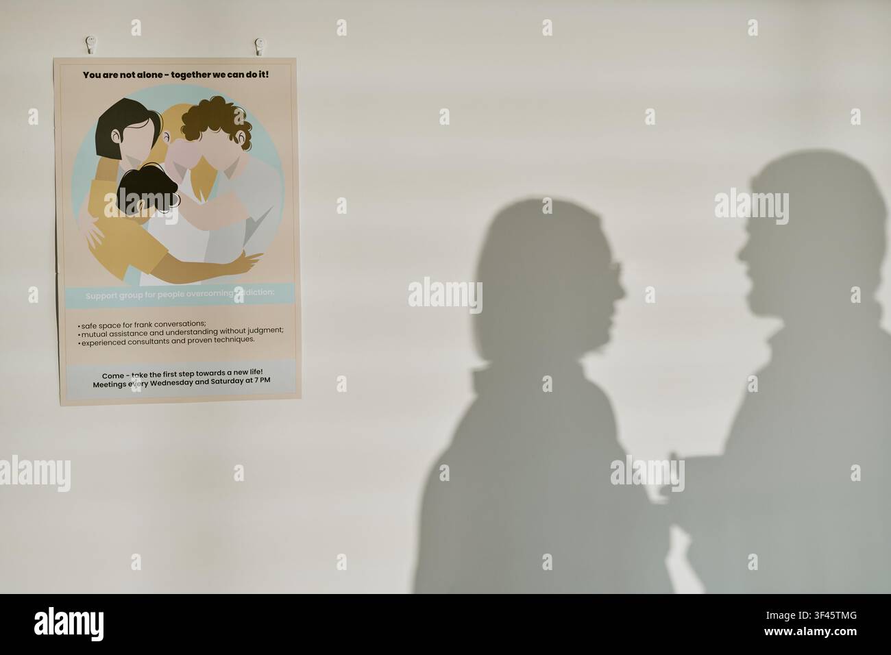 Ombre di due persone che partecipano a un gruppo di supporto per la riabilitazione dalla dipendenza Foto Stock