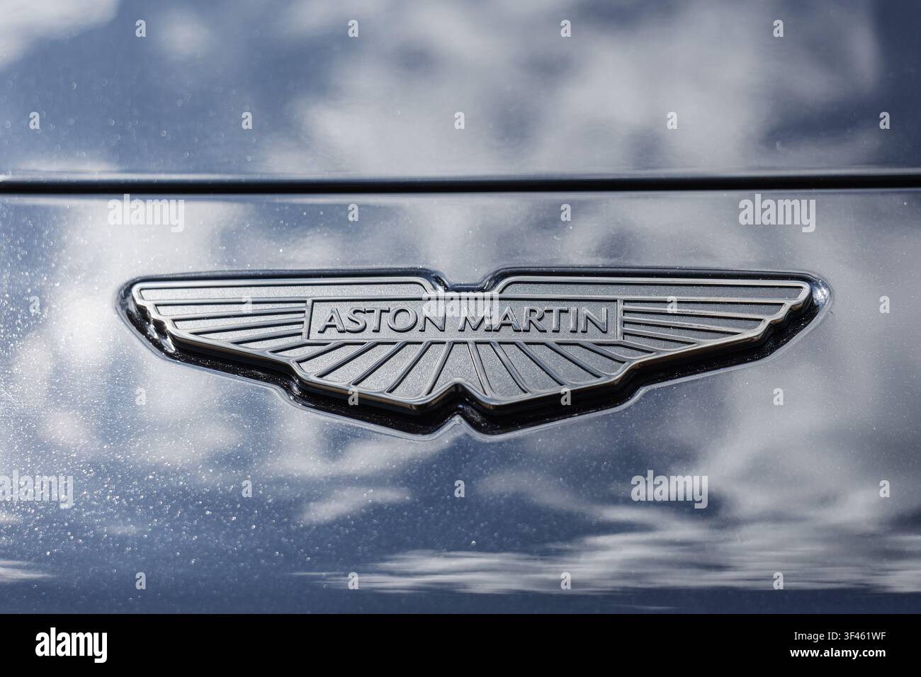 Ljubljana, Slovenia - 25 giugno 2026: Questa coupé di lusso presenta il logo Aston Martin su una carrozzeria elegante. L'ingegneria di alta qualità è evidente nel Foto Stock