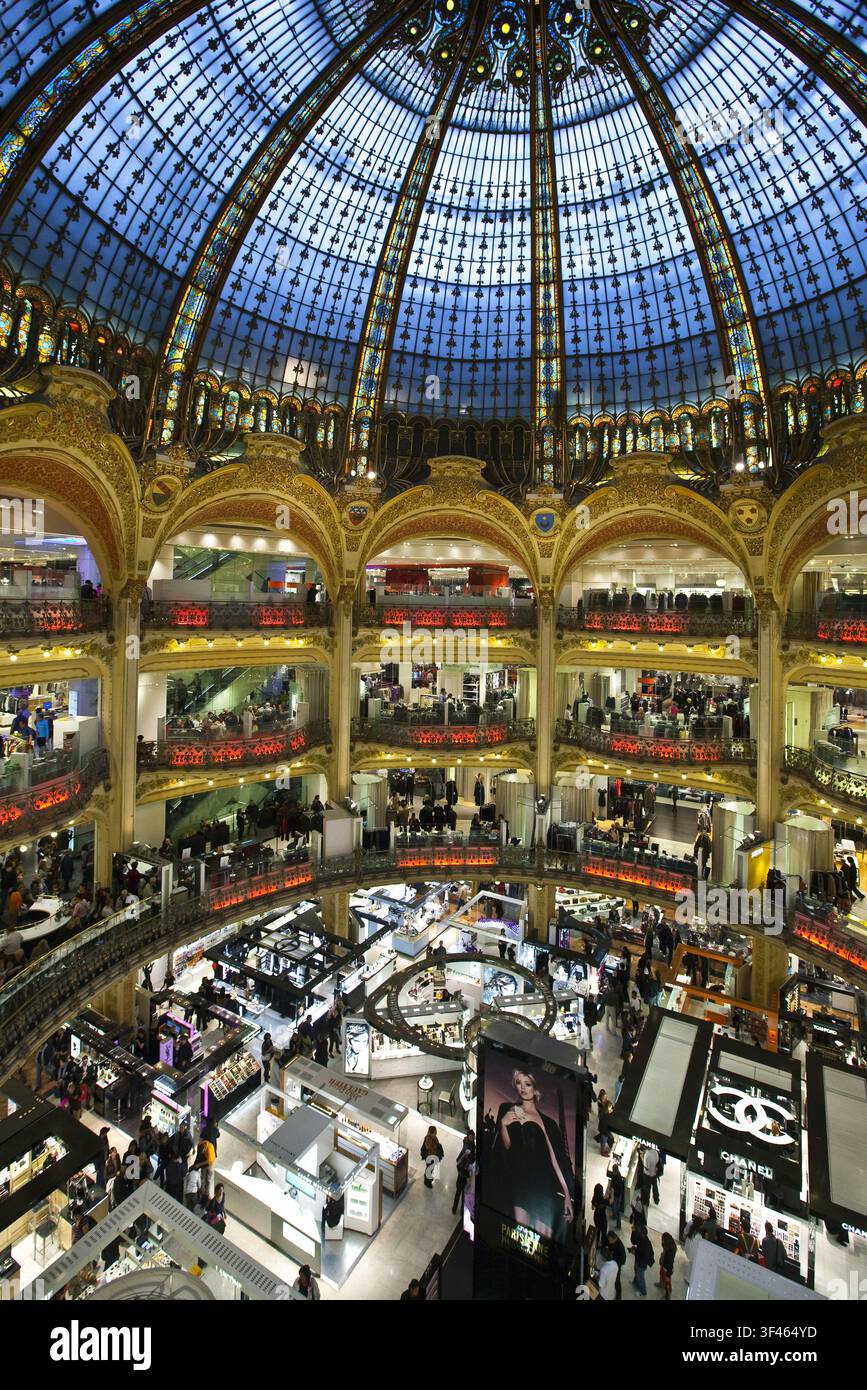 Francia, Parigi, la cupola del centro commerciale Galeries La Fayette Foto Stock