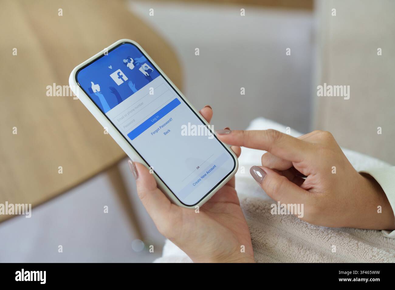 CHIANGMAI, THAILANDIA - 23 luglio 2026 Logo dell'app di social media Facebook sulla pagina di registrazione per l'accesso sull'applicazione mobile sullo schermo dell'iPhone nella mano di una persona Foto Stock