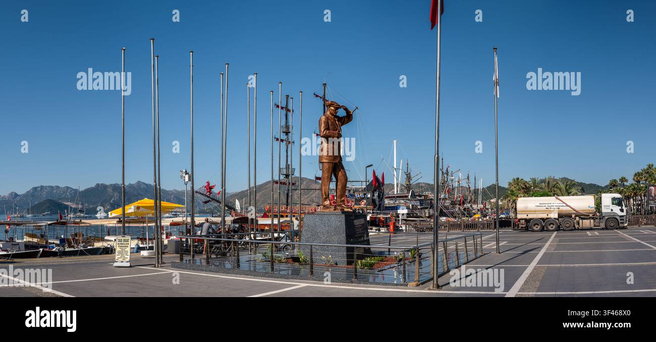 Monumento ad Atatürk sulla passeggiata sul lungomare a Marmaris, Turchia Foto Stock