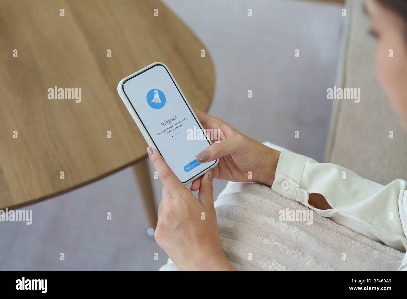 CHIANG MAI, THAILANDIA, 23 LUGLIO 2026: Icona dell'applicazione Telegram su Apple iPhone in primo piano Icona dell'applicazione Telegram Telegram è una rete di social media online Foto Stock