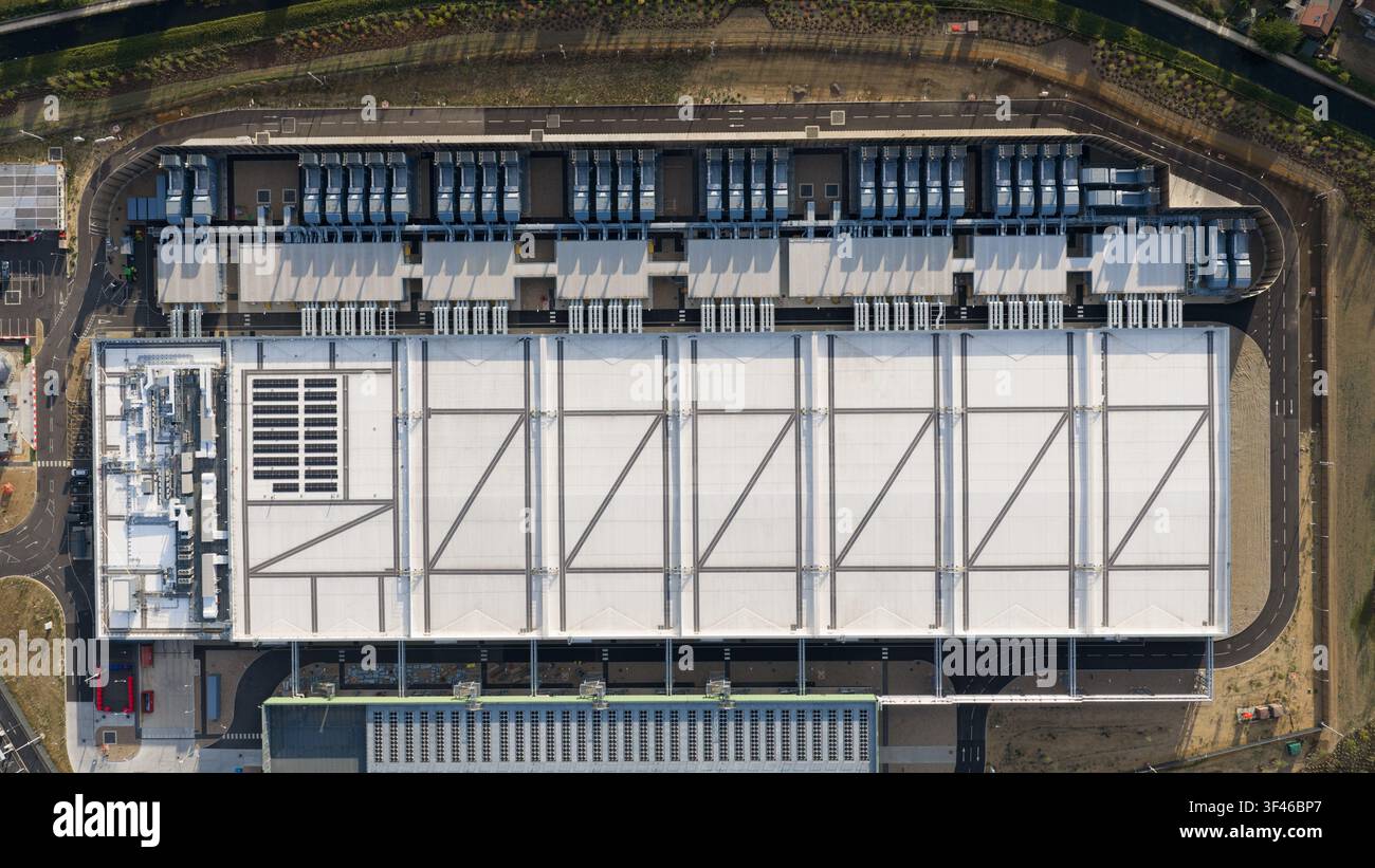 Vista aerea di una grande struttura industriale di data center con ampi tetti bianchi, unità di raffreddamento e strade di accesso asfaltate circostanti a Waltham Cro Foto Stock