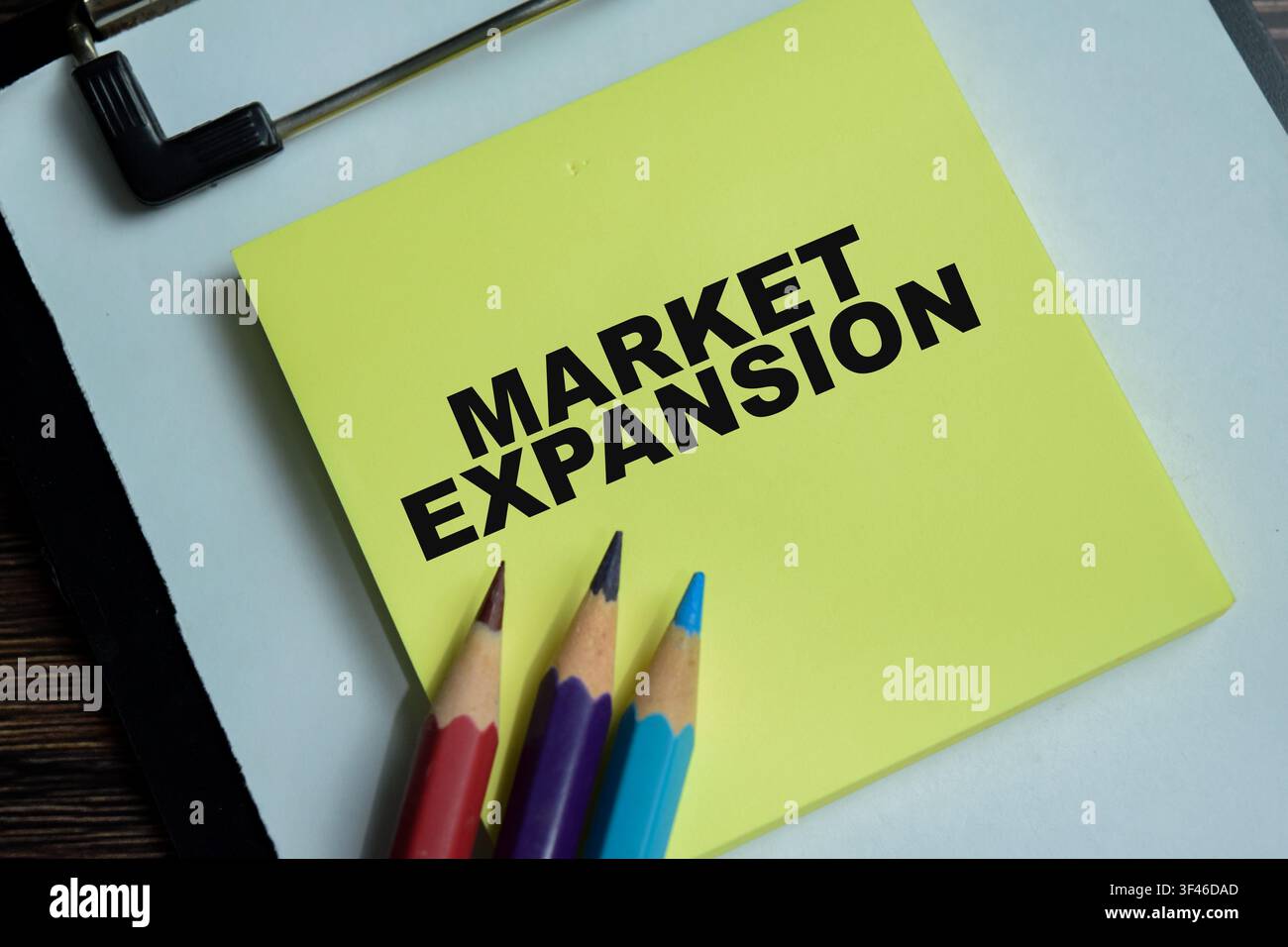 Concetto di espansione del mercato scritto su post-it isolati su un tavolo di legno. Foto Stock