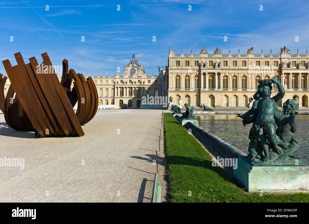Parigi, scultura astratta nel giardino della reggia di Versailles Foto Stock